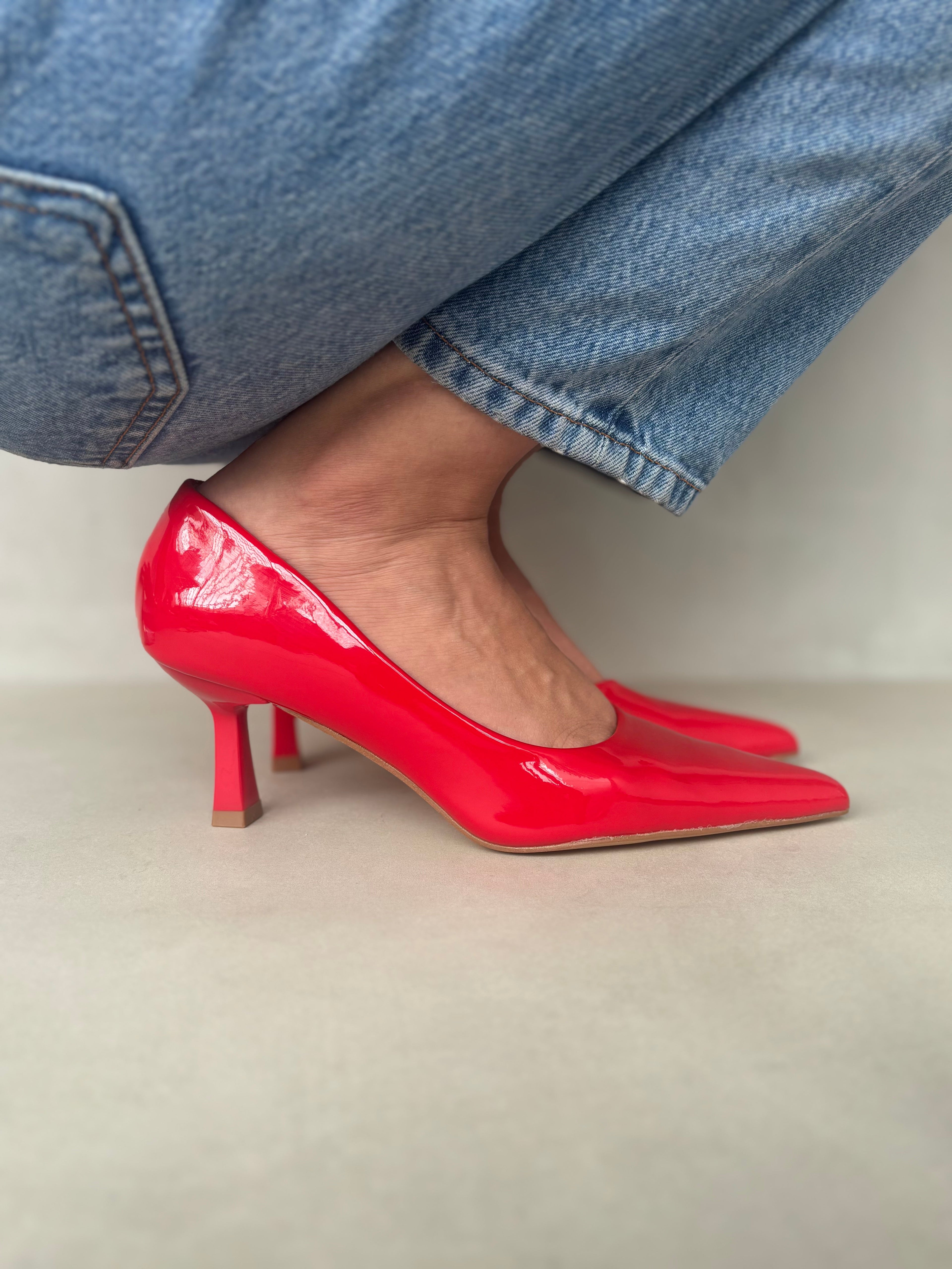 Zapatos De Tacón Punta Fina Rojo Charol 14425 Estilo Icónico Y Sofisticado Con Tacón Medio Aporta Confianza