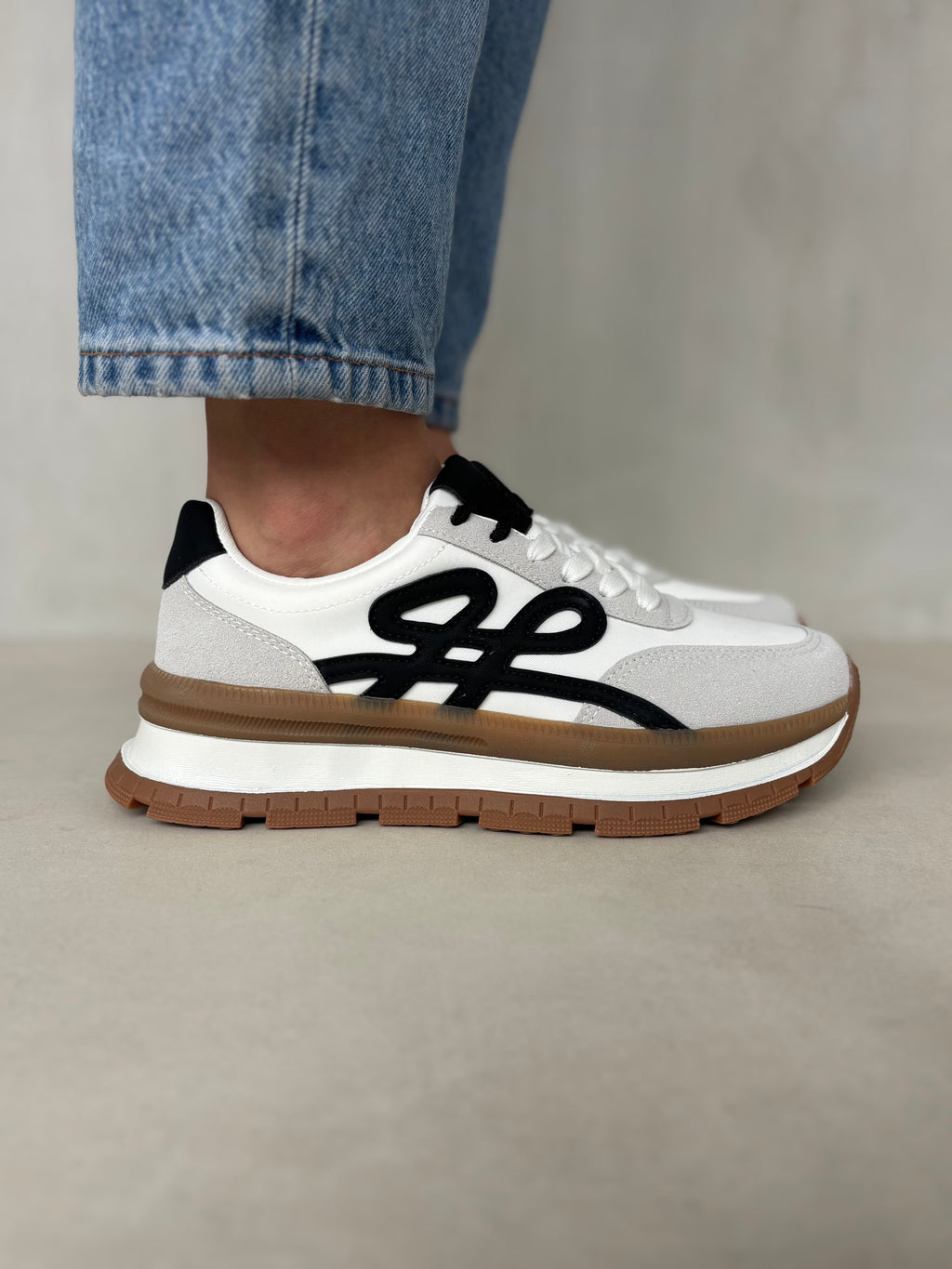 Tenis Blancos Con Detalles Negros Y Suela Bicolor De Estilo Retro Urbano – 14436