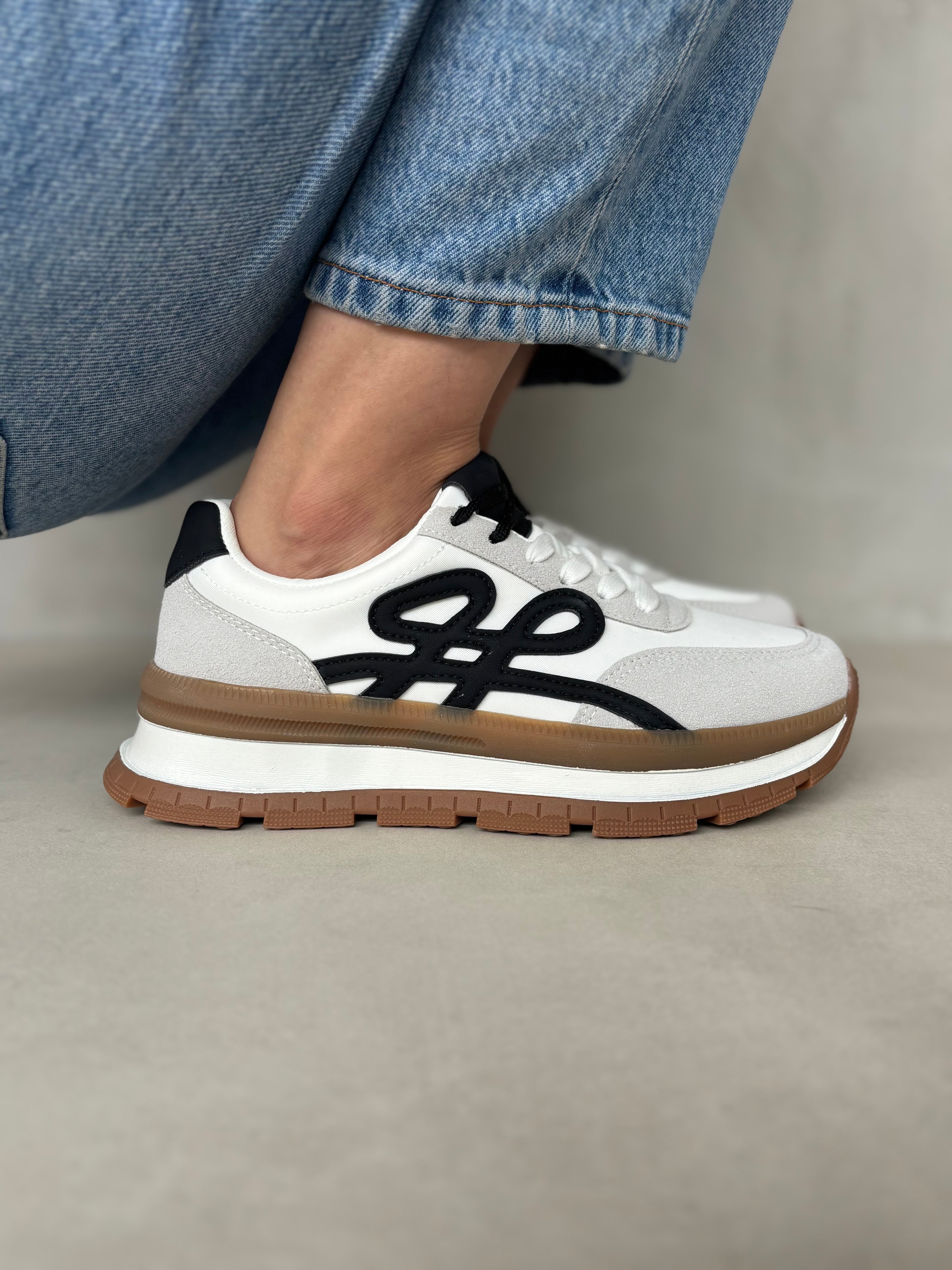 Tenis Blancos Con Detalles Negros Y Suela Bicolor De Estilo Retro Urbano – 14436