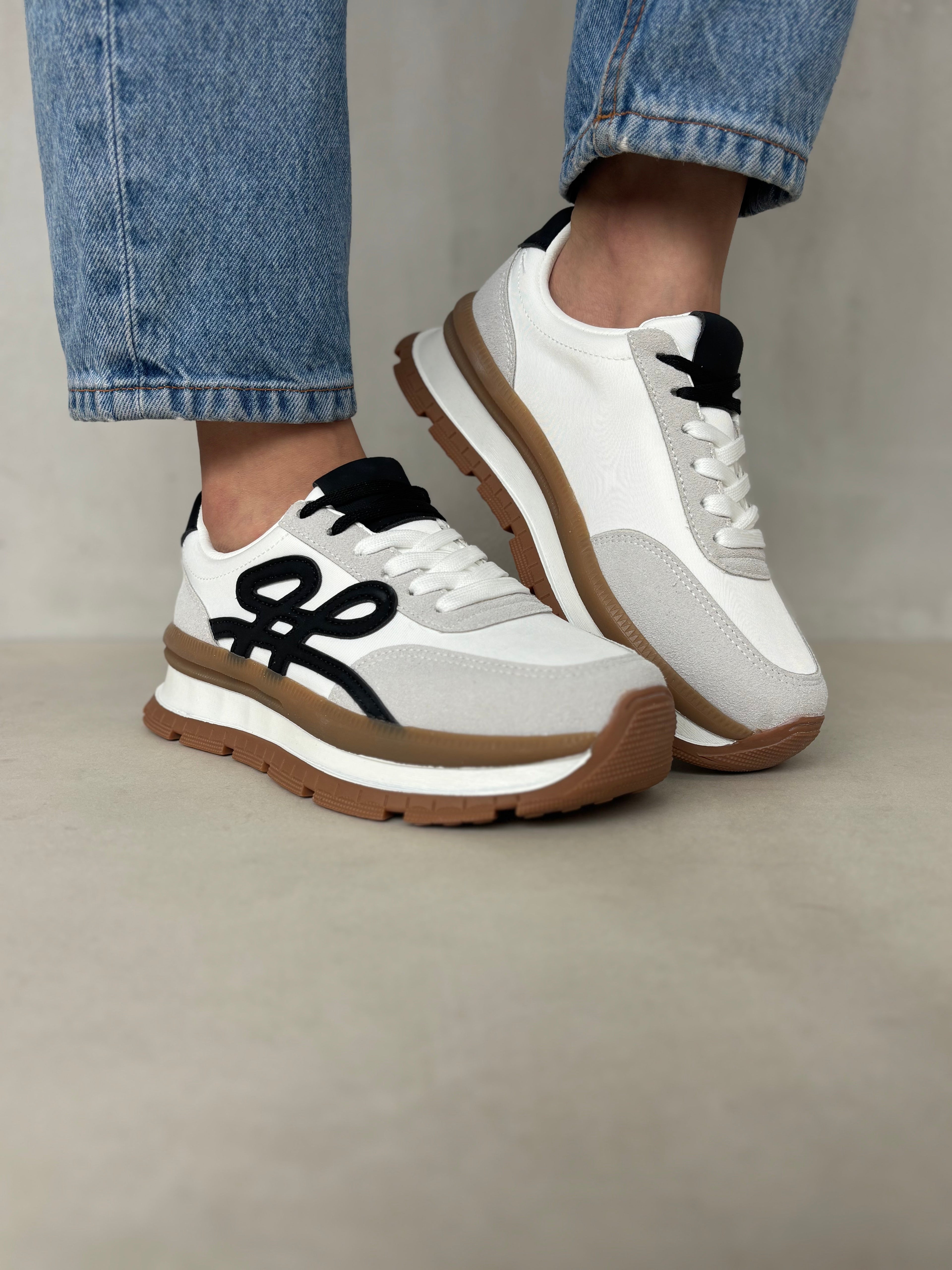 Tenis Blancos Con Detalles Negros Y Suela Bicolor De Estilo Retro Urbano – 14436