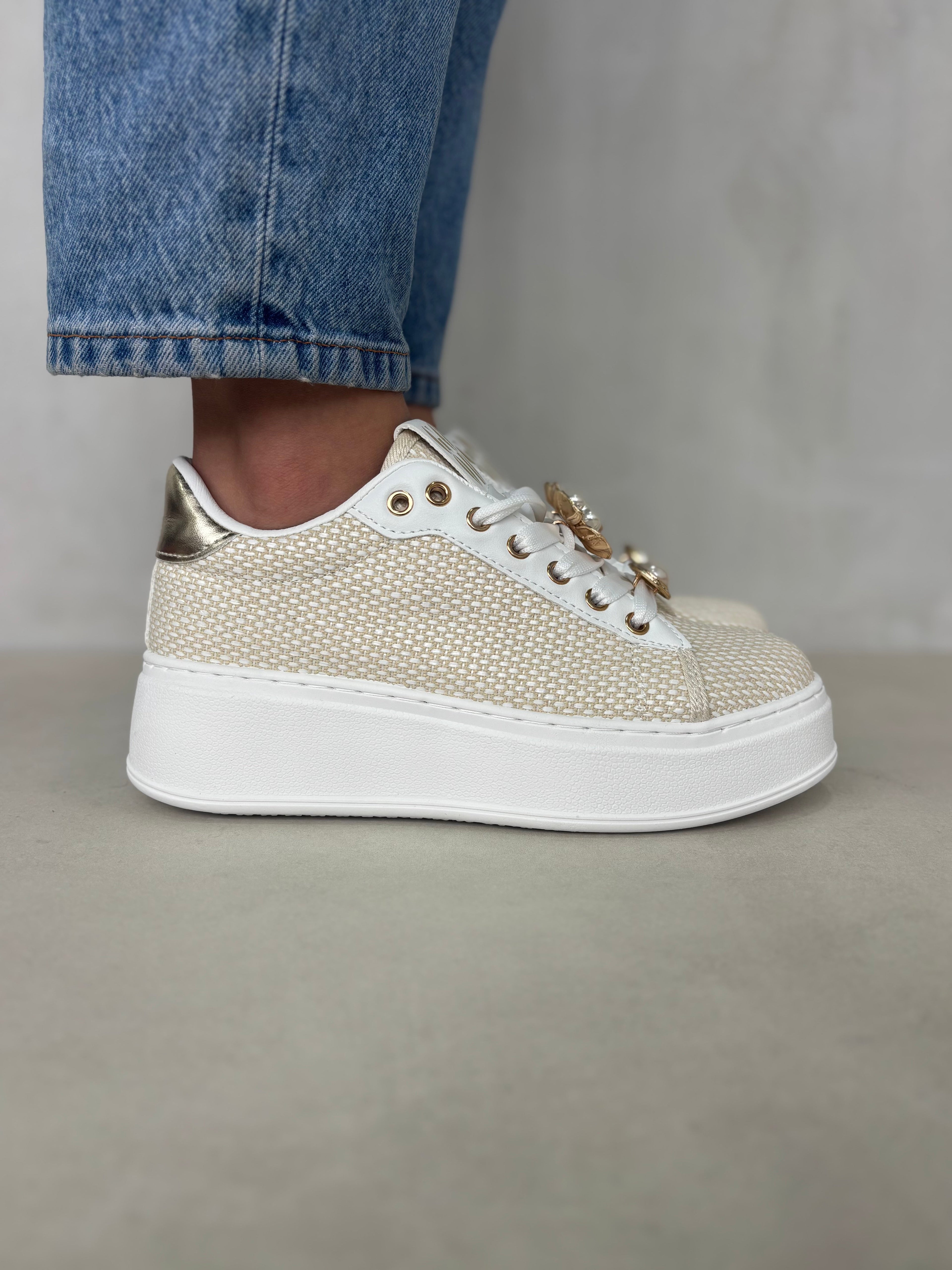 Zapatillas Beige con Plataforma y Detalles Dorados Elegancia Casual con Toque Glamour 14437