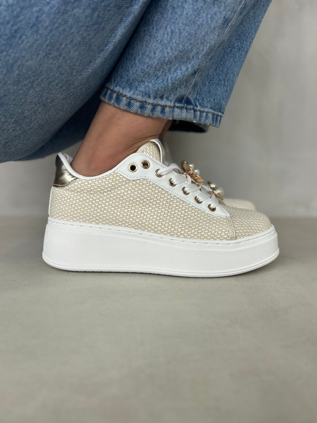 Zapatillas Beige con Plataforma y Detalles Dorados Elegancia Casual con Toque Glamour 14437