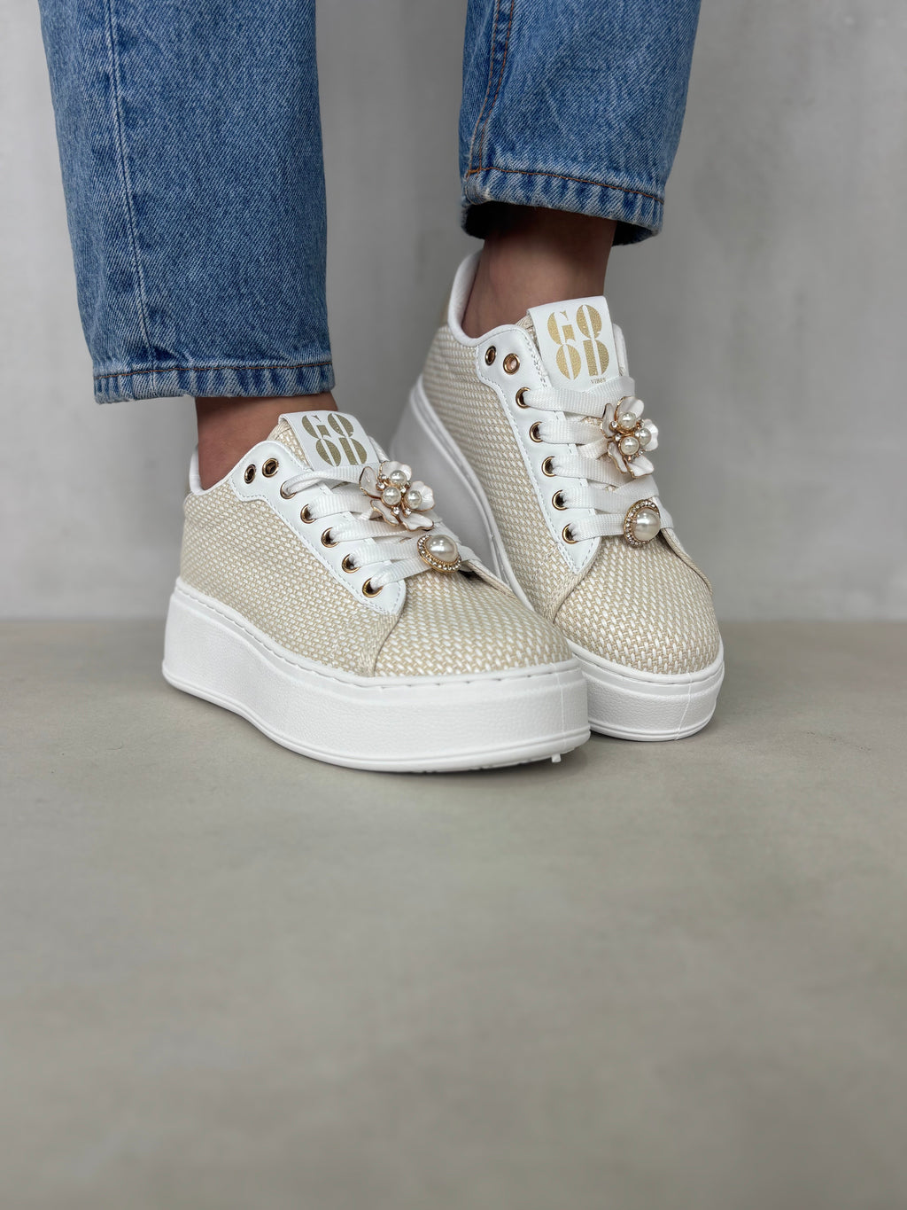 Zapatillas Beige con Plataforma y Detalles Dorados Elegancia Casual con Toque Glamour 14437