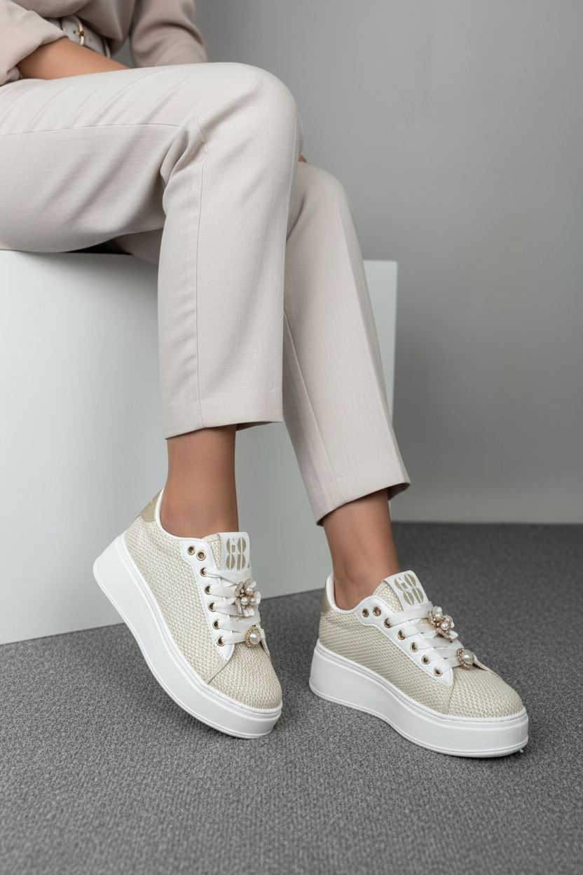Zapatillas Beige con Plataforma y Detalles Dorados Elegancia Casual con Toque Glamour 14437