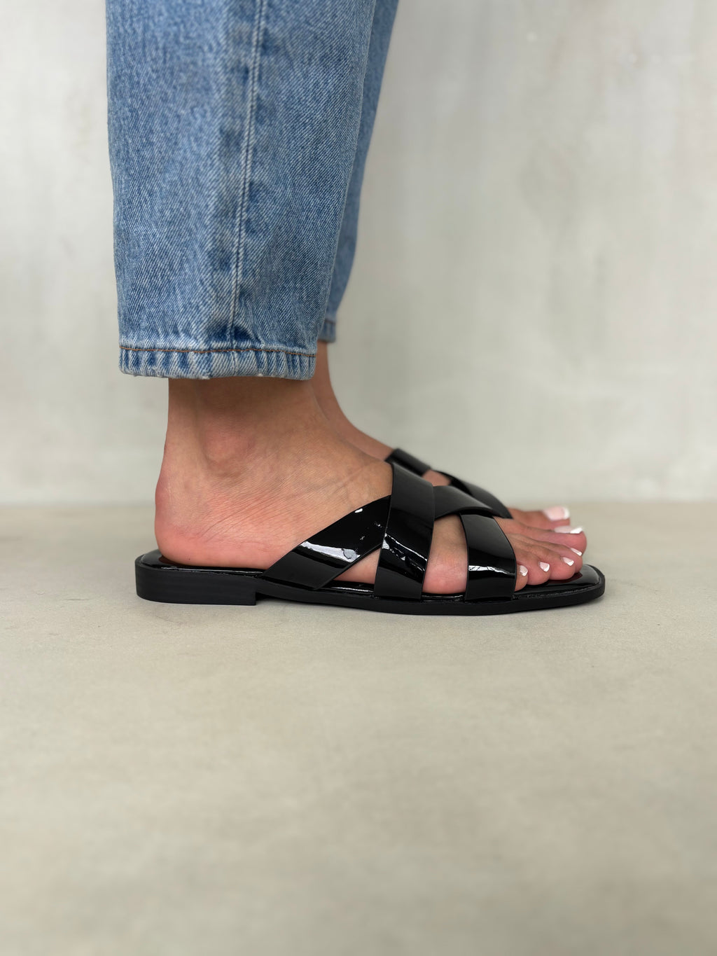 Sandalias Negras Charol Cruzadas 14413 Elegancia Atemporal Con Brillo Moderno Para Estilos Modernos