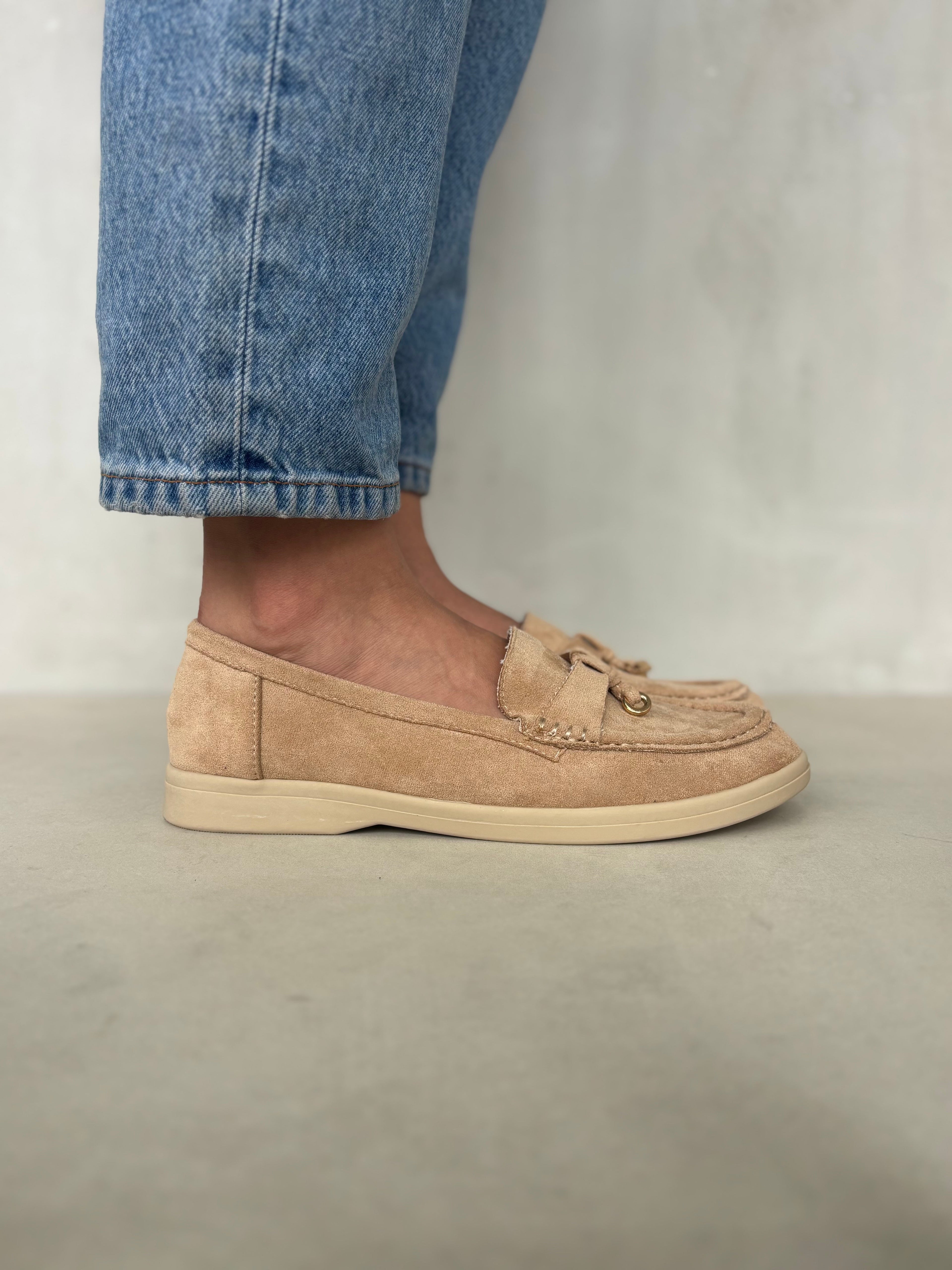 Mocasines Beige Gamuza Detalle Dorado 14449 Comodidad Clásica con Estilo Sofisticado REVISAR