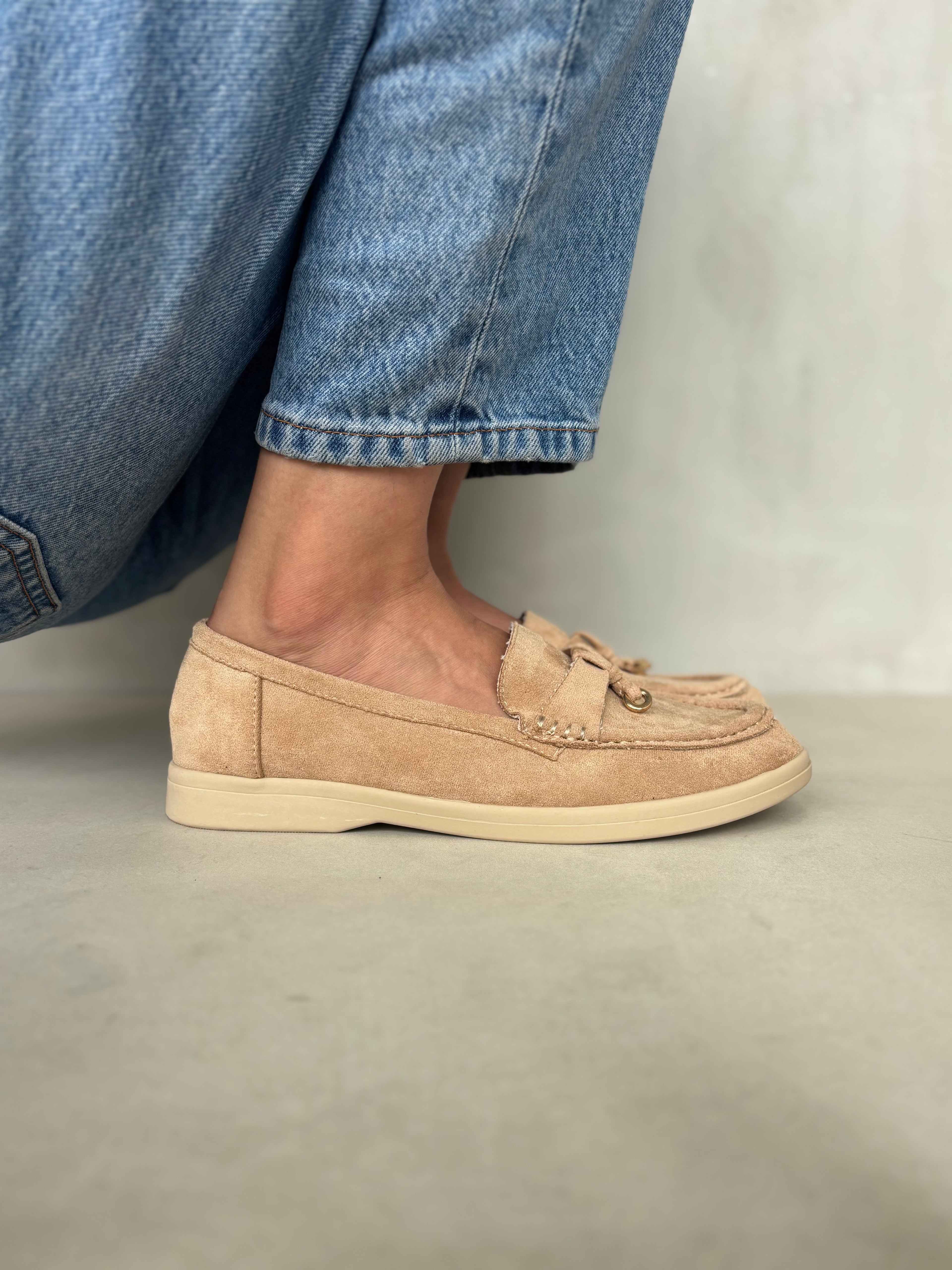 Mocasines Beige Gamuza Detalle Dorado 14449 Comodidad Clásica con Estilo Sofisticado REVISAR