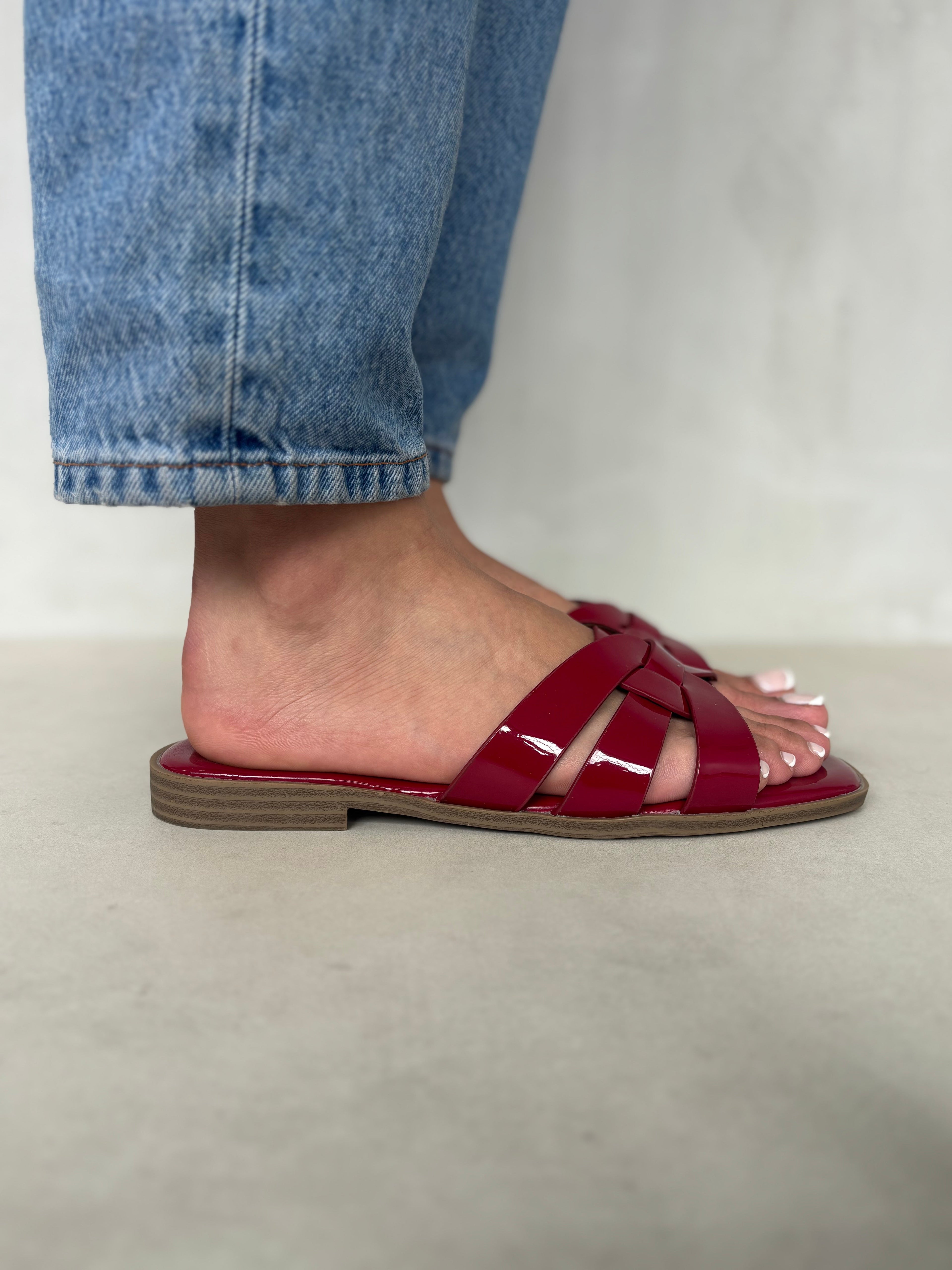 Sandalias Entrelazadas Burdeos 14409 Suela Plana Para Comodidad Y Estilo Sofisticado