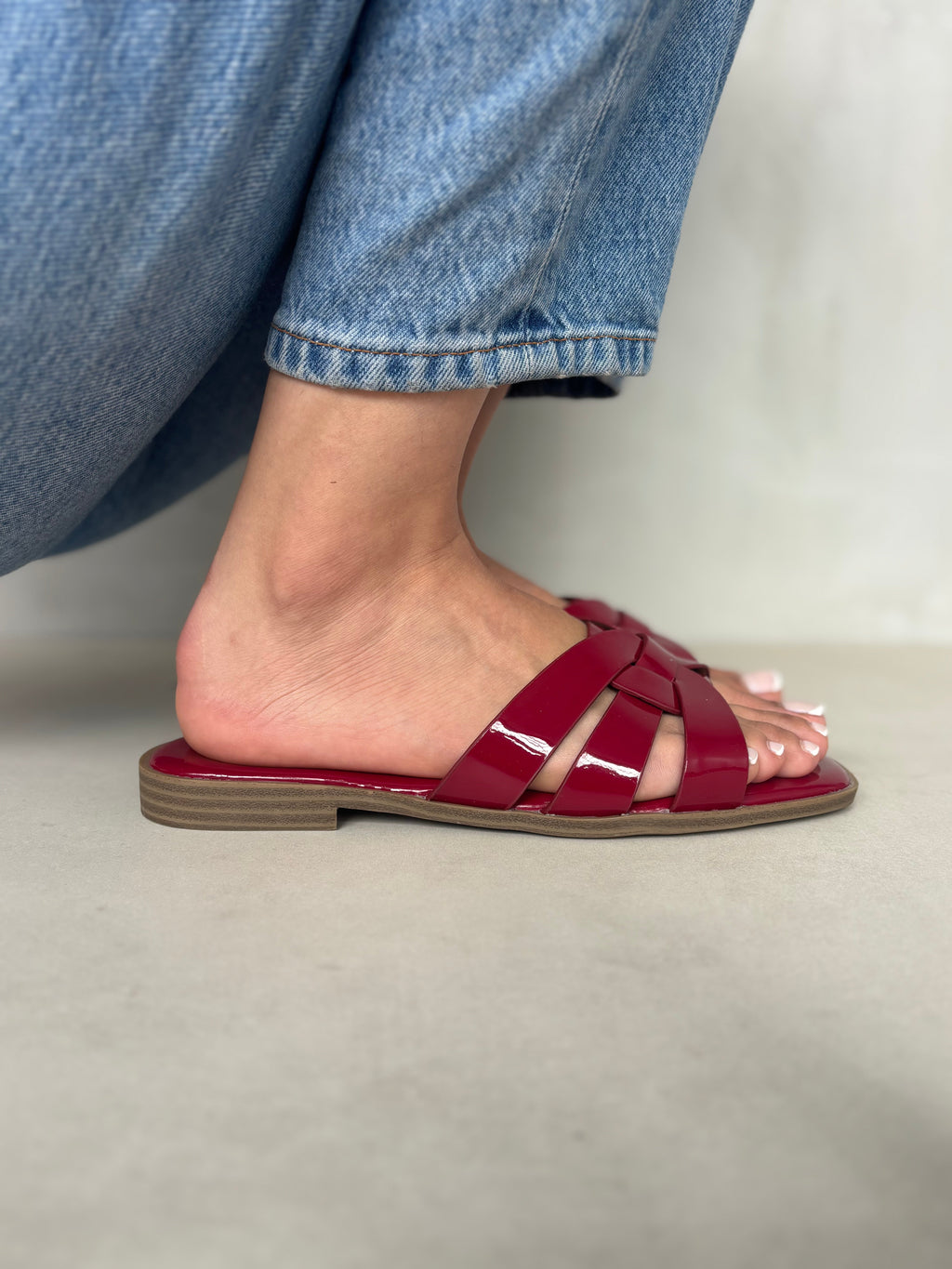 Sandalias Entrelazadas Burdeos 14409 Suela Plana Para Comodidad Y Estilo Sofisticado