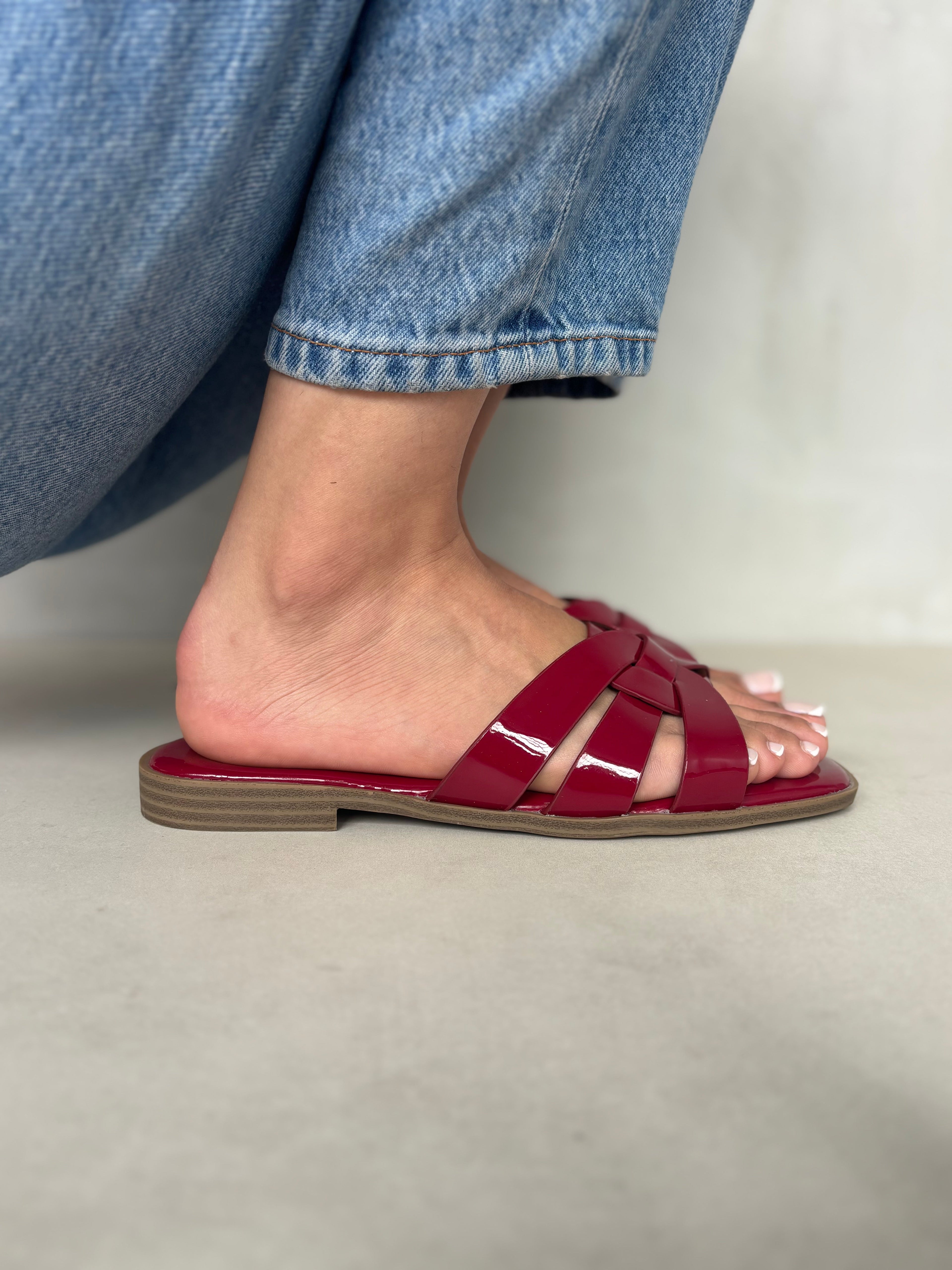 Sandalias Entrelazadas Burdeos 14409 Suela Plana Para Comodidad Y Estilo Sofisticado