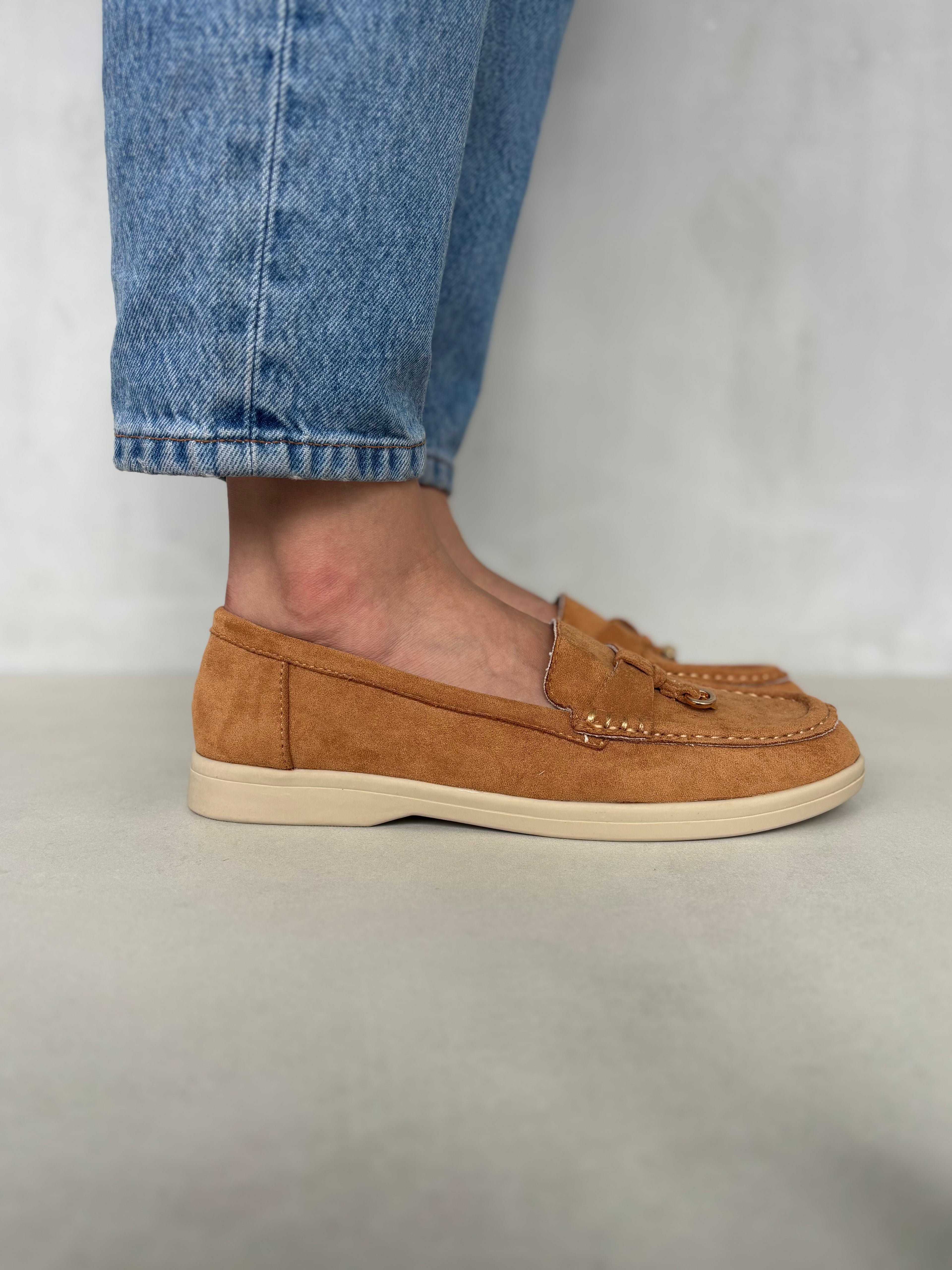 Mocasines Tan en Gamuza con Detalle Metálico en la Parte Frontal Estilo Versátil con Toque Clásico - 14448
