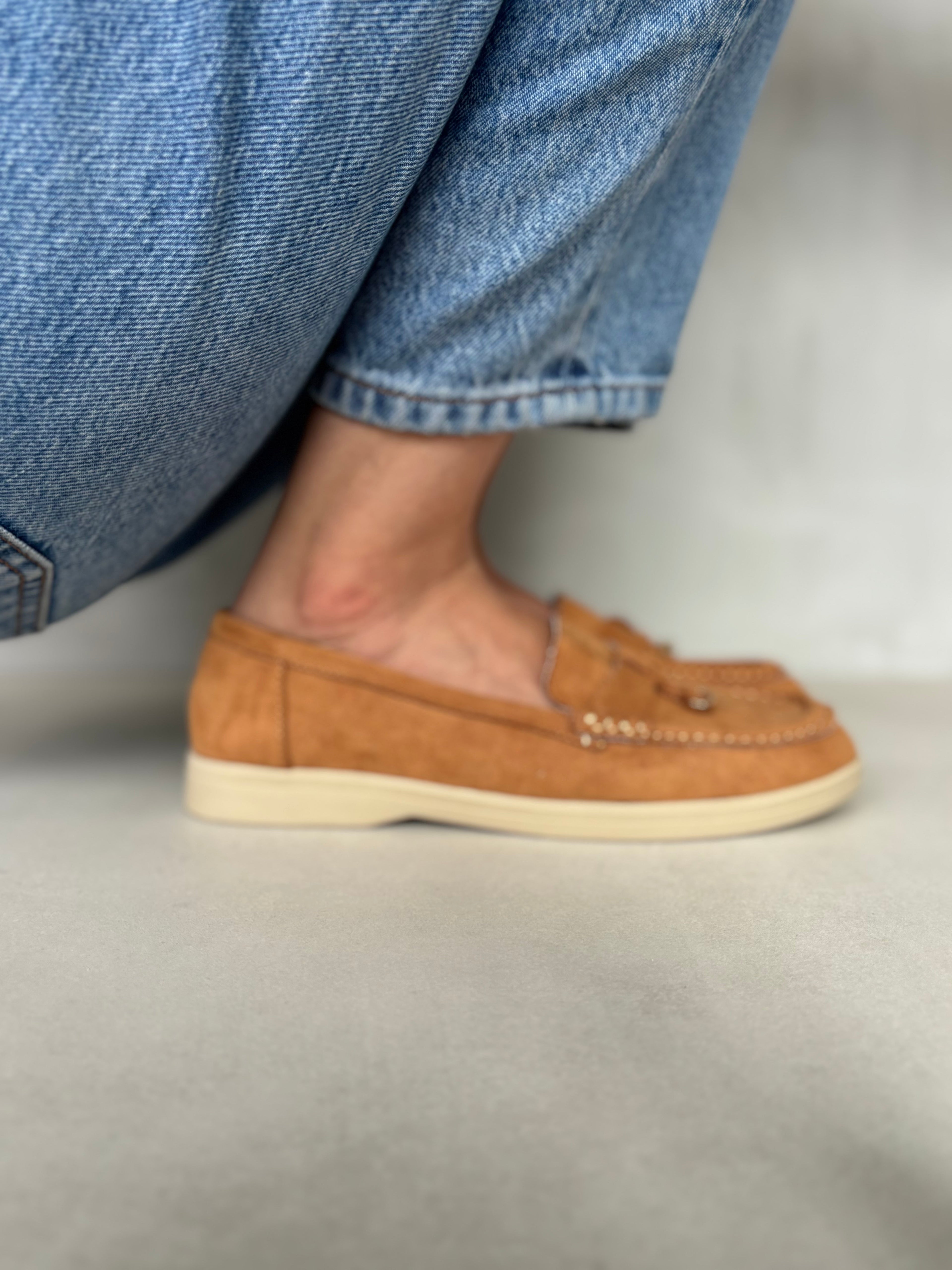 Mocasines Tan en Gamuza con Detalle Metálico en la Parte Frontal Estilo Versátil con Toque Clásico - 14448