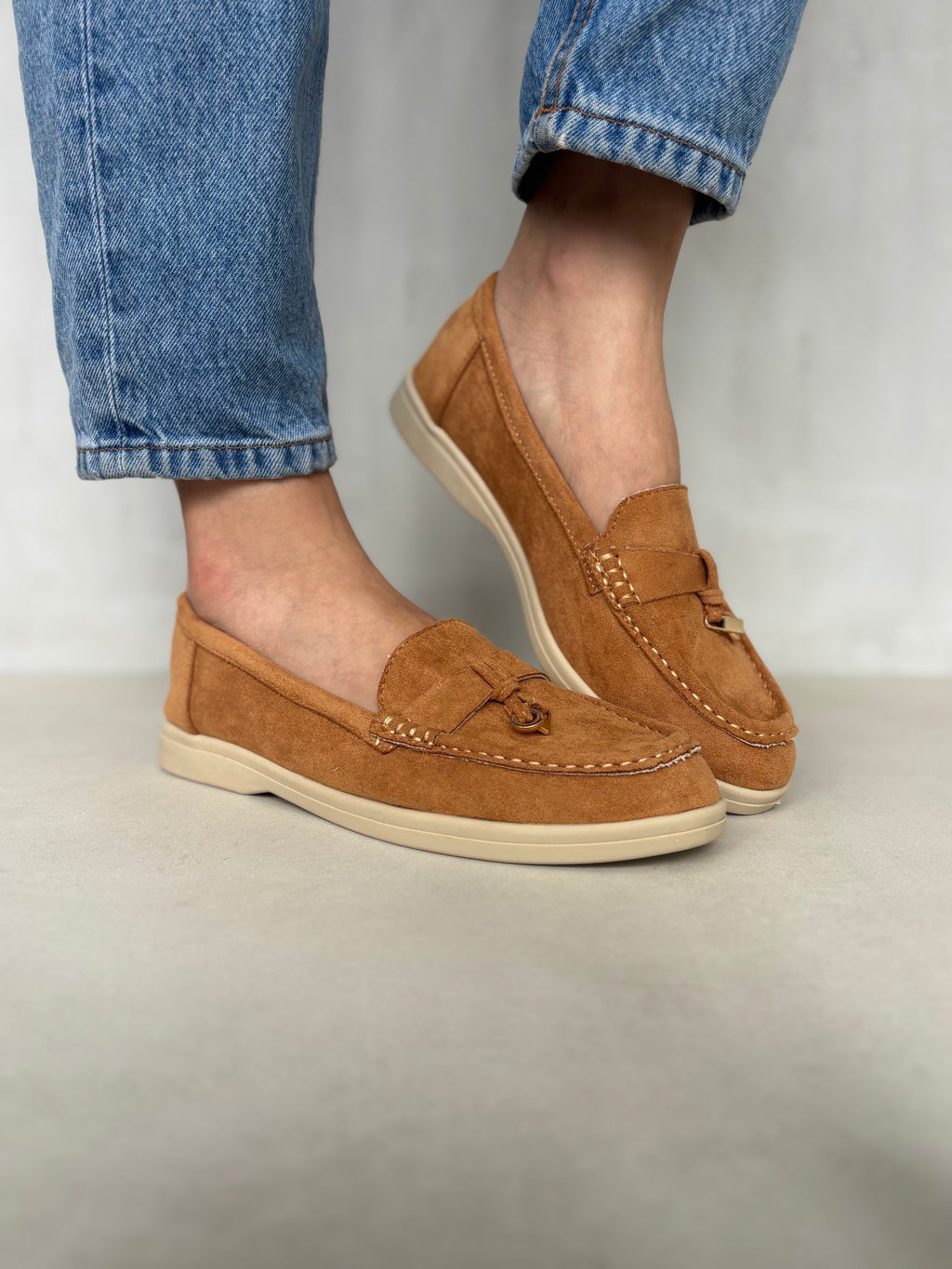 Mocasines Tan en Gamuza con Detalle Metálico en la Parte Frontal Estilo Versátil con Toque Clásico - 14448