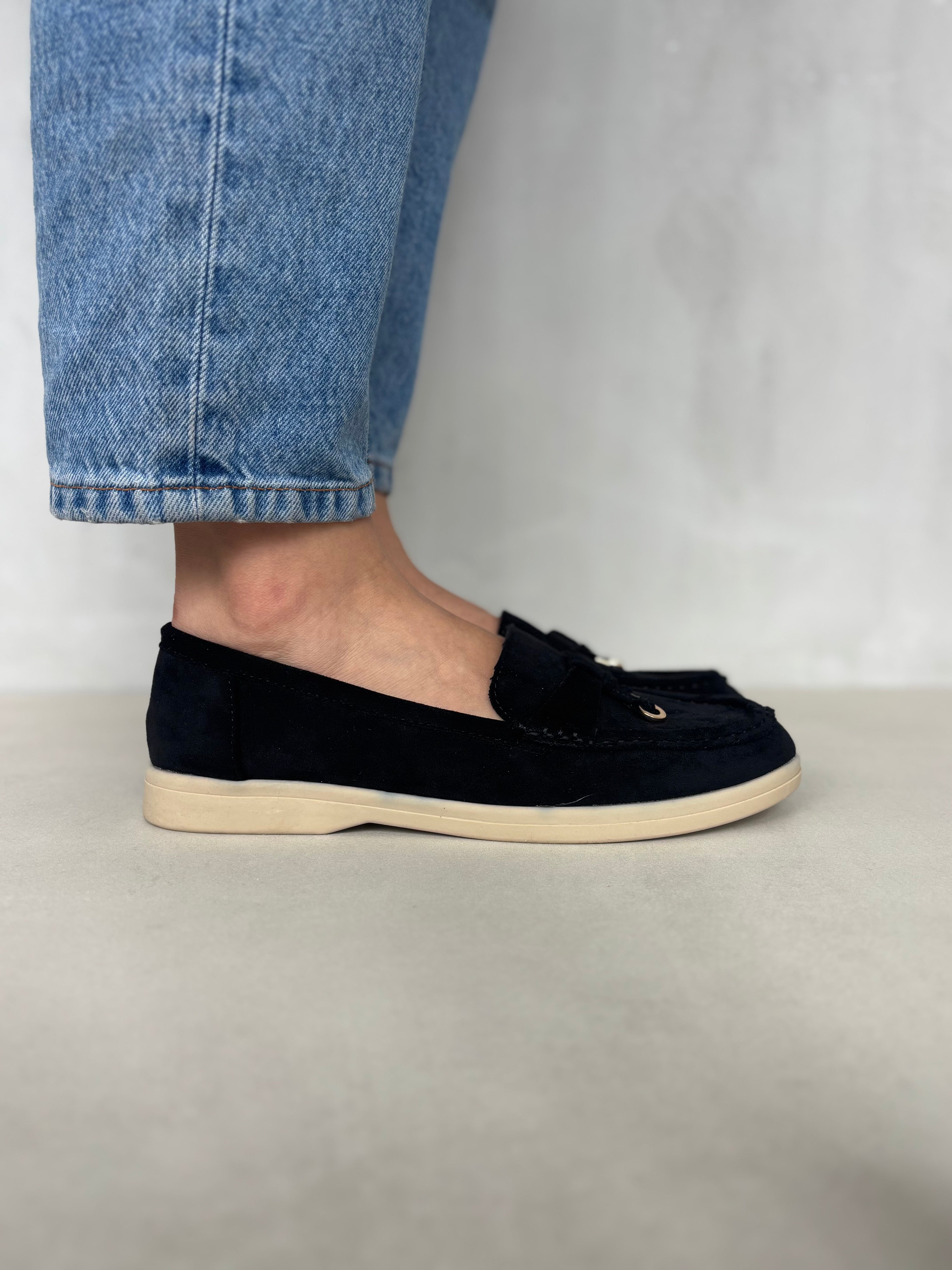 Mocasines de Gamuza Negra con Detalle Dorado Metálico Diseño Clásico y Elegante - 14447