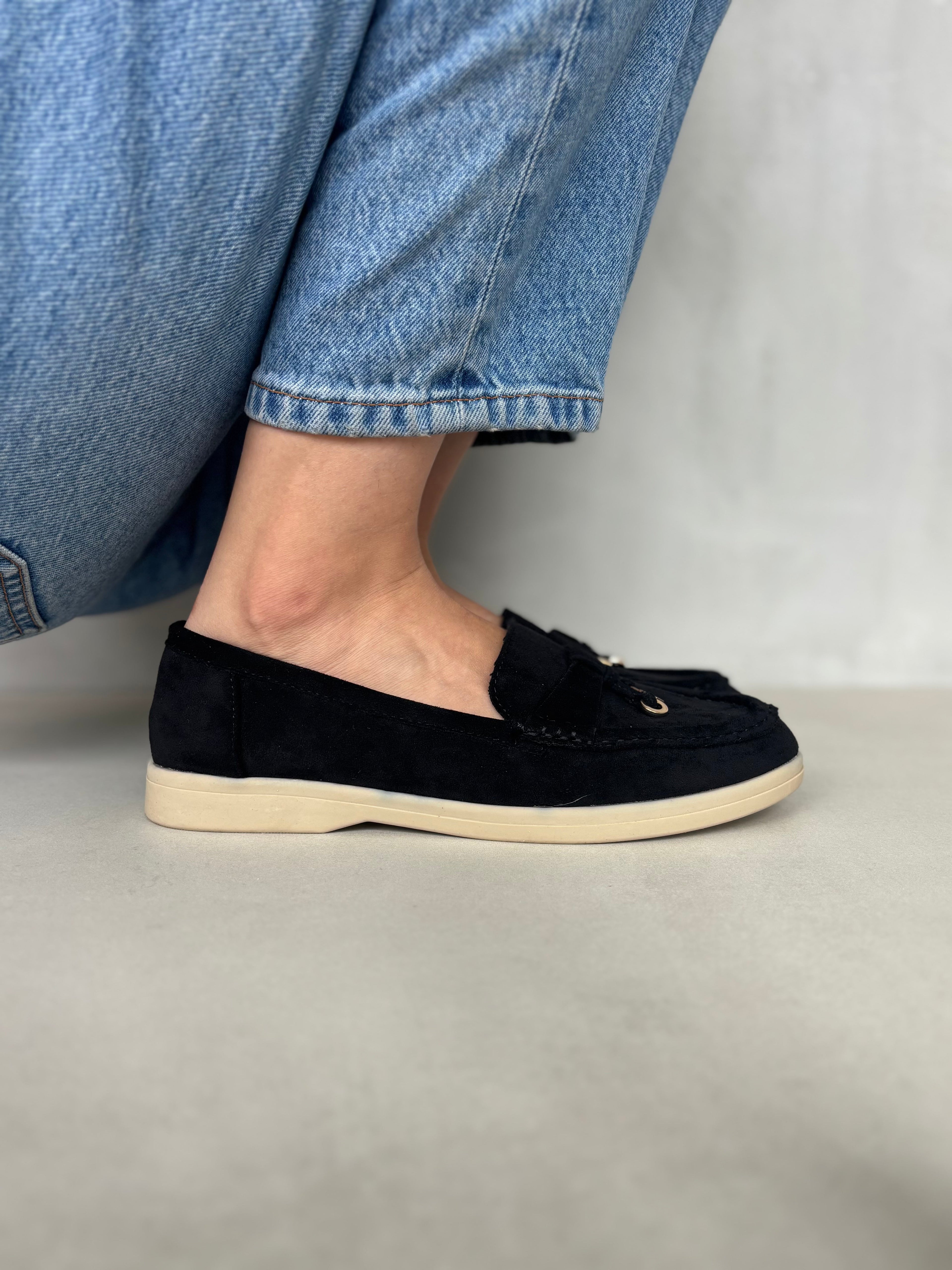 Mocasines de Gamuza Negra con Detalle Dorado Metálico Diseño Clásico y Elegante - 14447