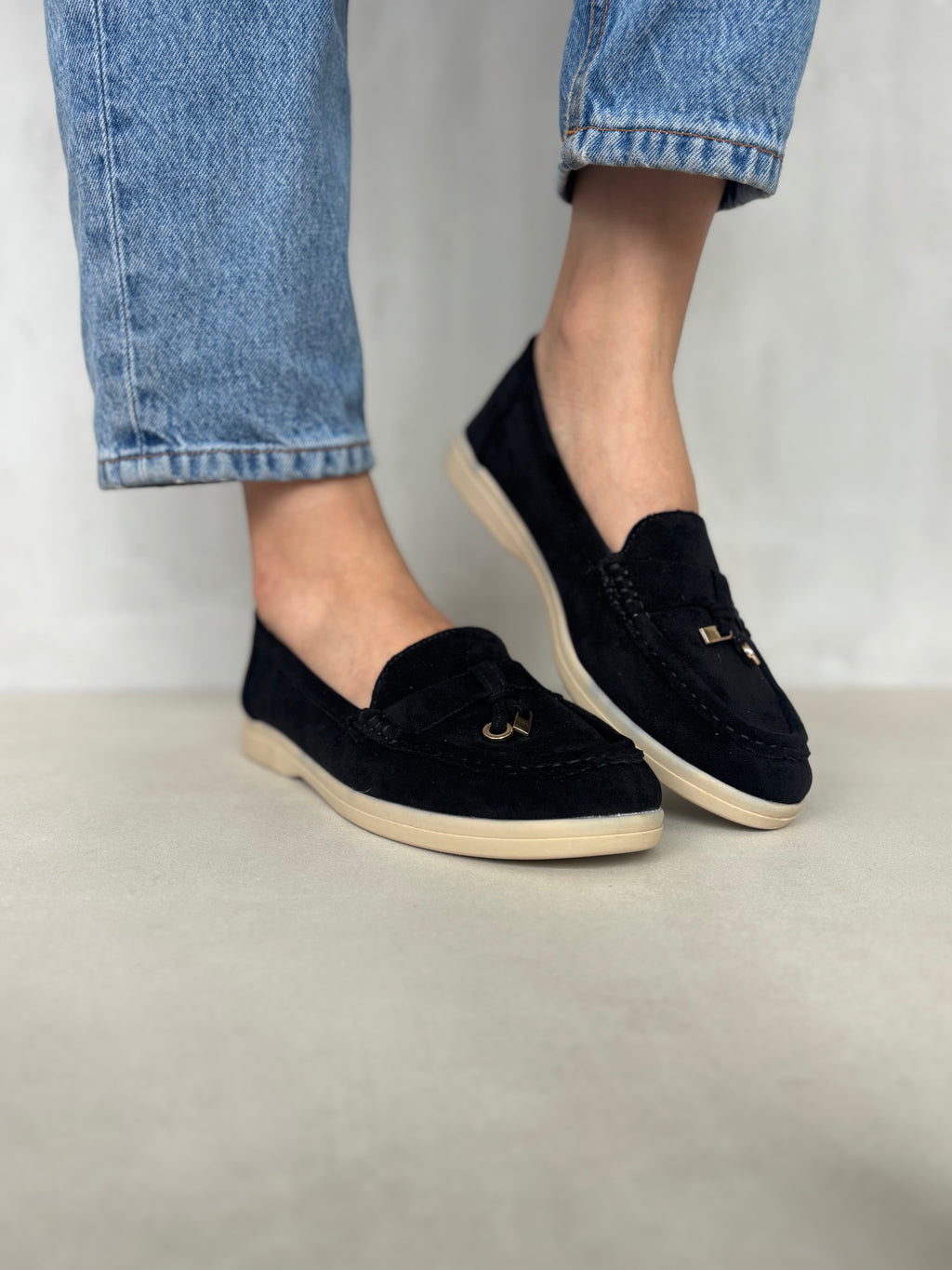 Mocasines de Gamuza Negra con Detalle Dorado Metálico Diseño Clásico y Elegante - 14447