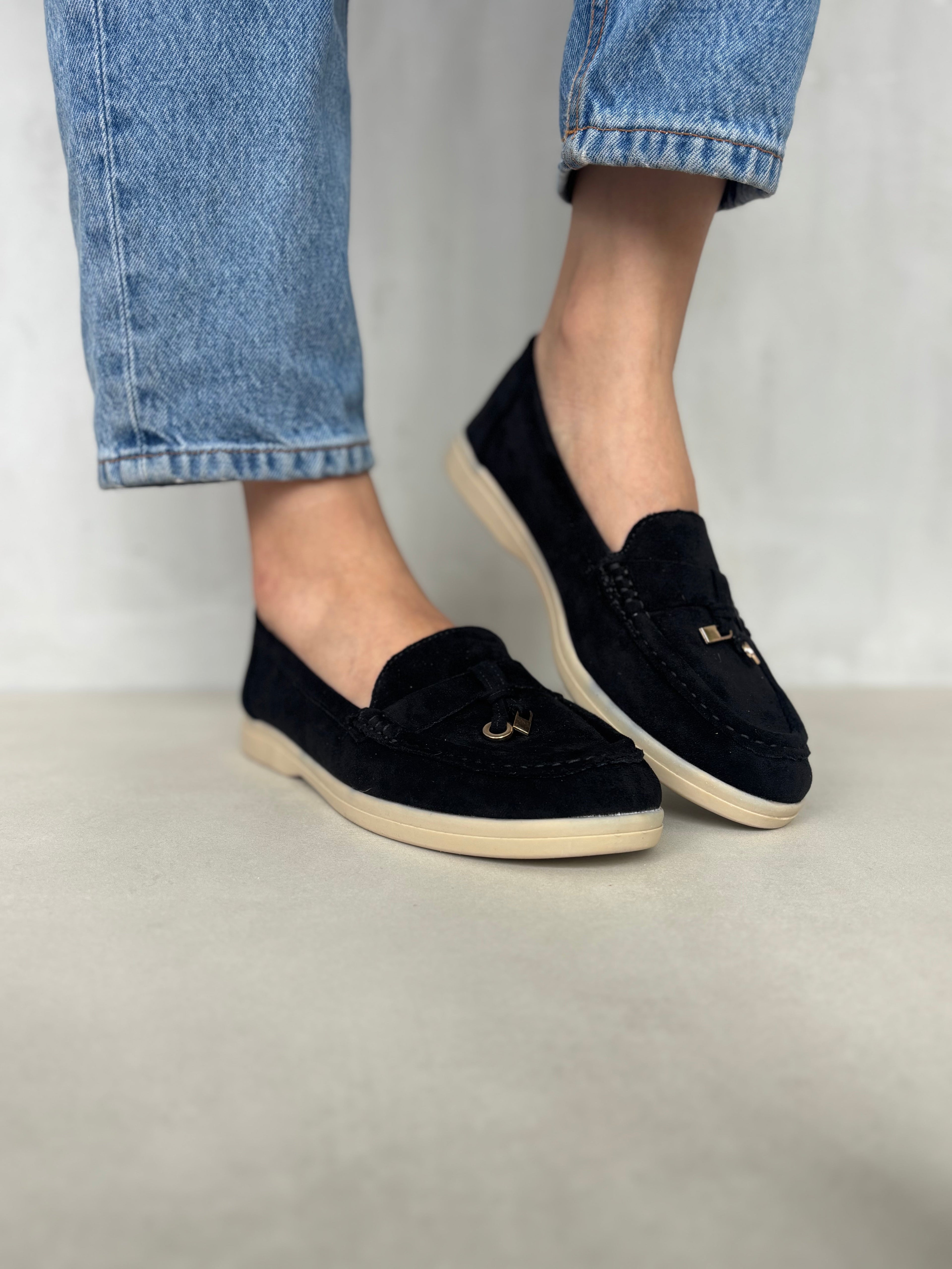 Mocasines de Gamuza Negra con Detalle Dorado Metálico Diseño Clásico y Elegante - 14447