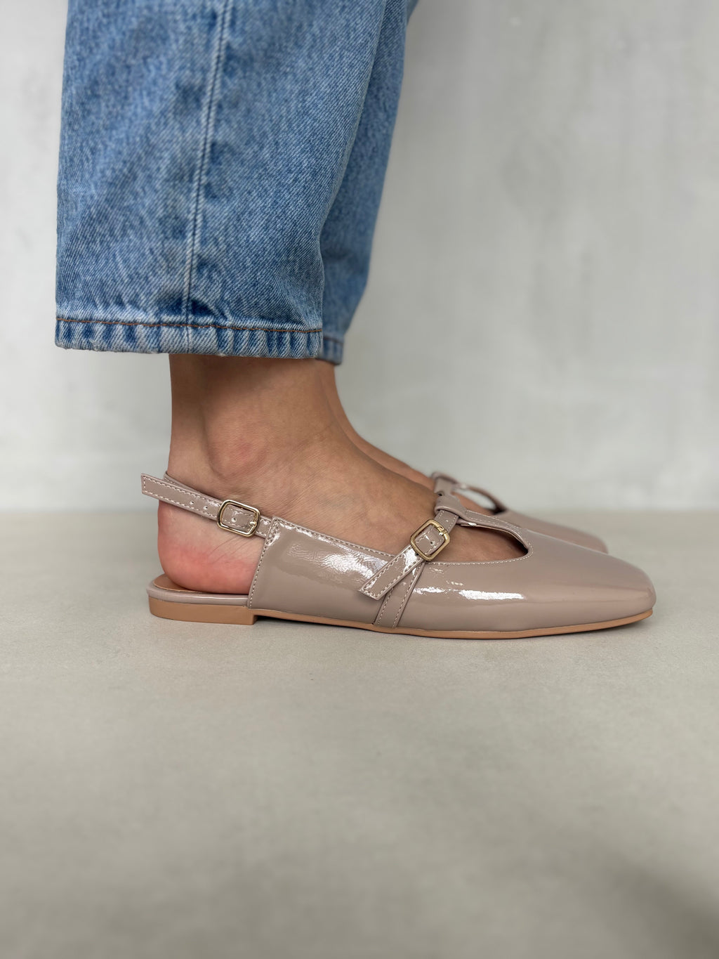 Bailarinas Taupe Charol Hebilla Lateral 14455 Corte En T Realza Silueta Toque Moderno