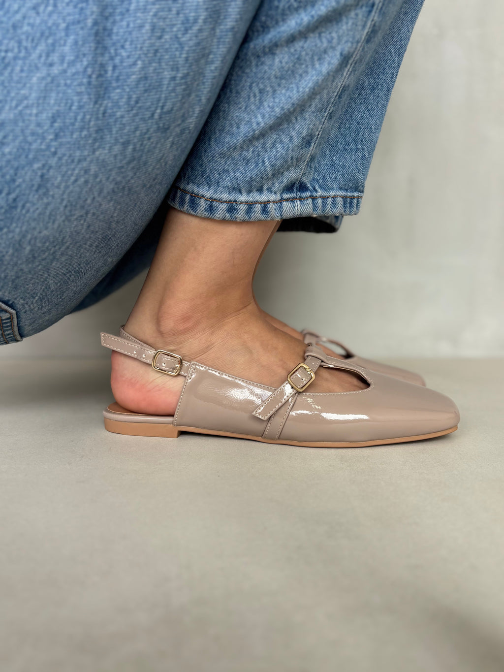 Bailarinas Taupe Charol Hebilla Lateral 14455 Corte En T Realza Silueta Toque Moderno