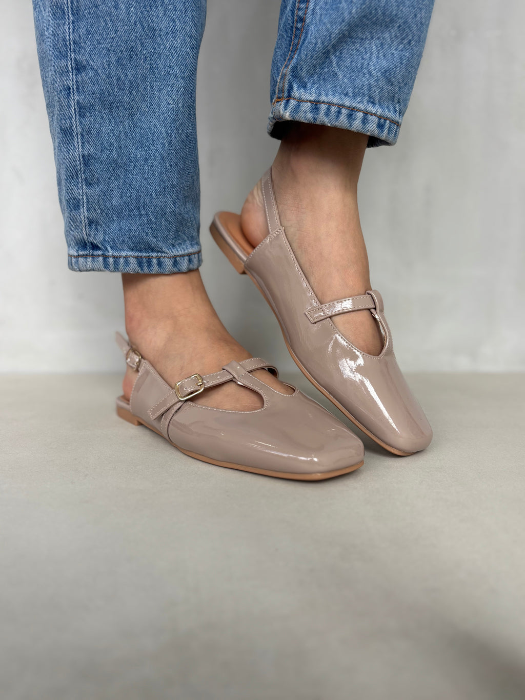 Bailarinas Taupe Charol Hebilla Lateral 14455 Corte En T Realza Silueta Toque Moderno