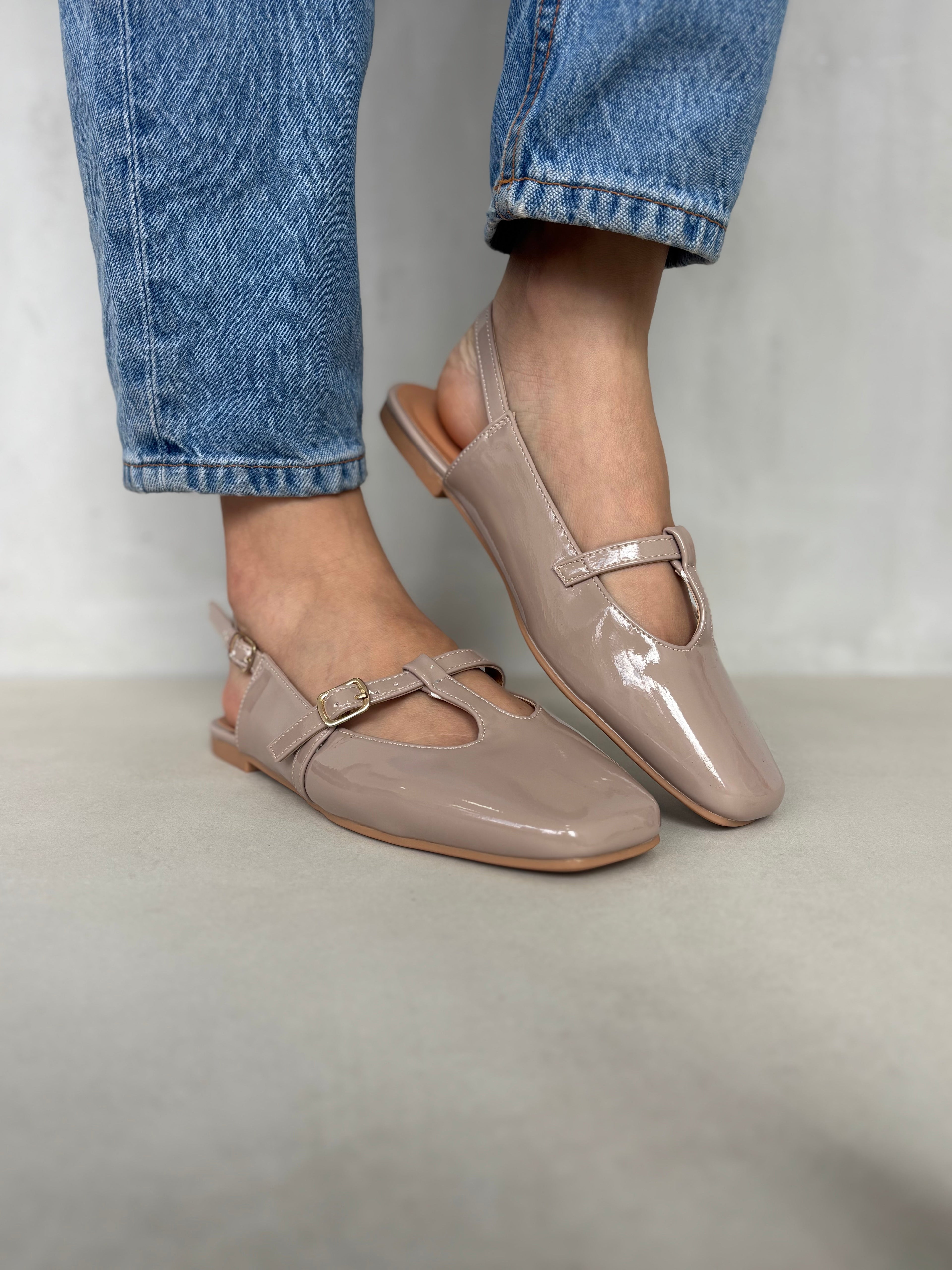 Bailarinas Taupe Charol Hebilla Lateral 14455 Corte En T Realza Silueta Toque Moderno