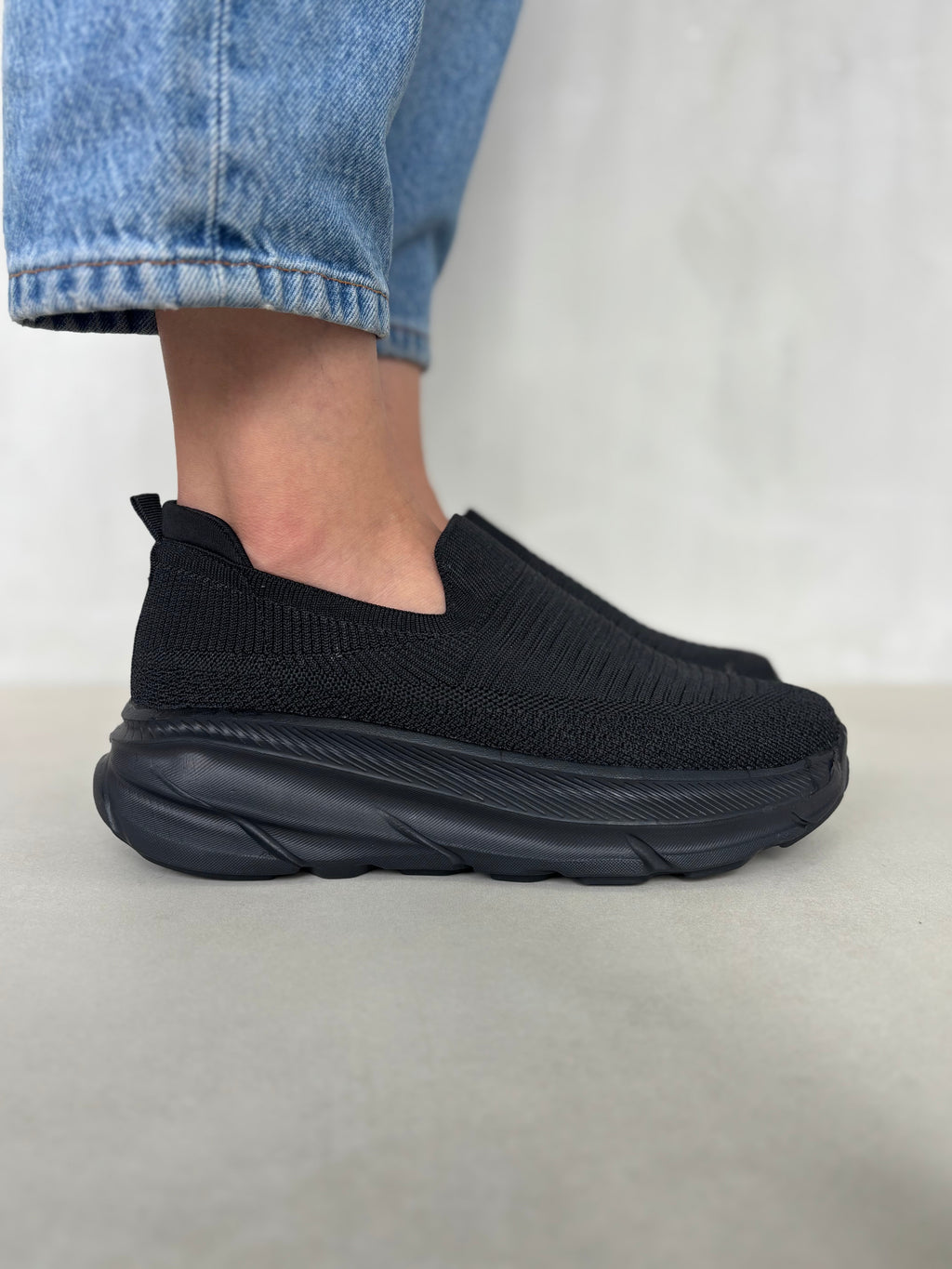 Zapatos Slip On Negros Con Tejido Elástico Y Suela Alta Estilo Urbano Moderno - 14284