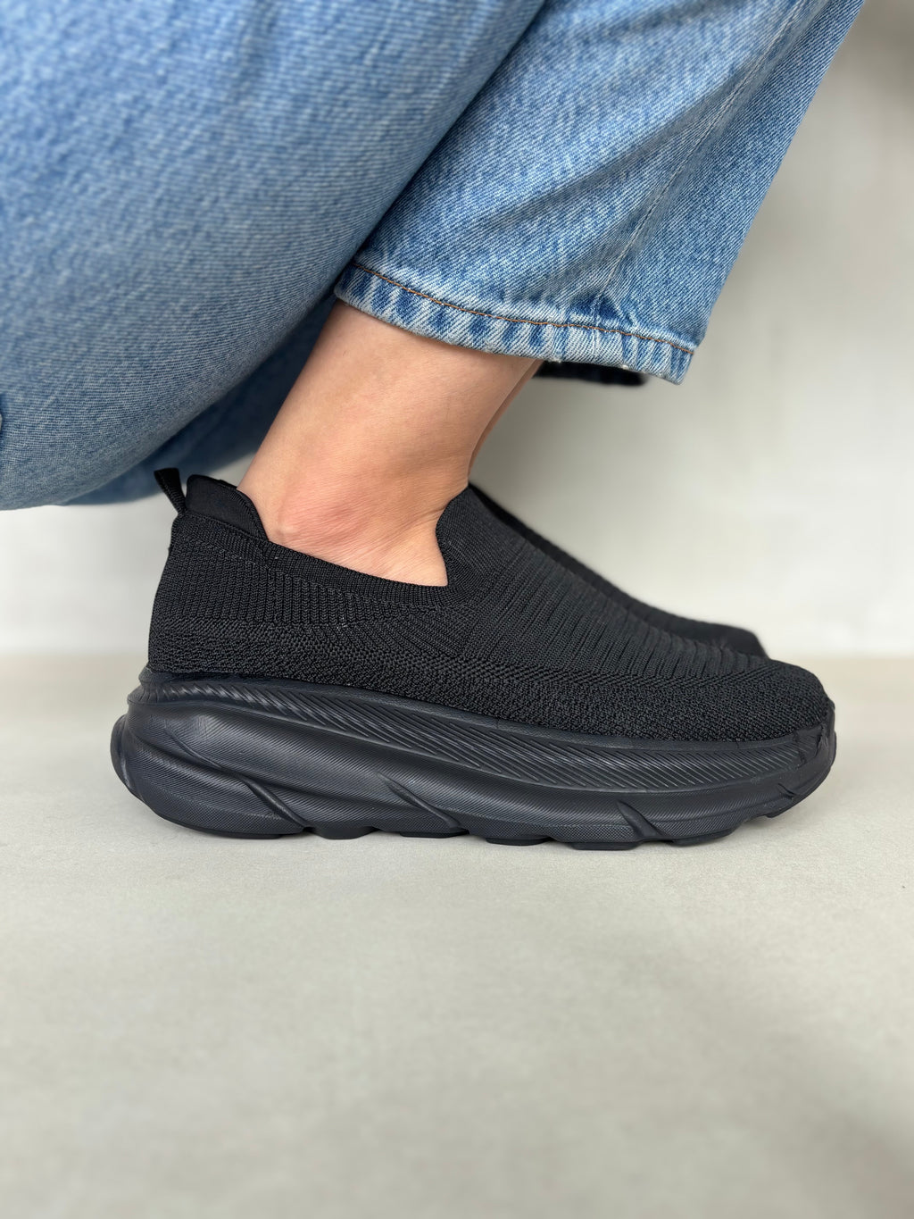 Zapatos Slip On Negros Con Tejido Elástico Y Suela Alta Estilo Urbano Moderno - 14284