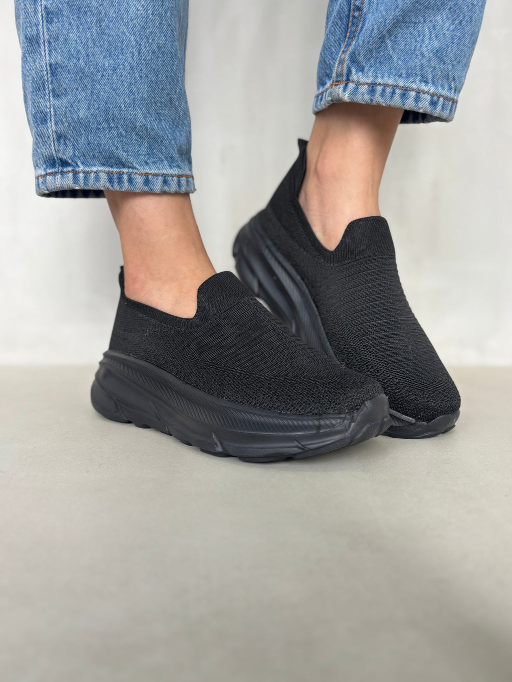 Zapatos Slip On Negros Con Tejido Elástico Y Suela Alta Estilo Urbano Moderno - 14284