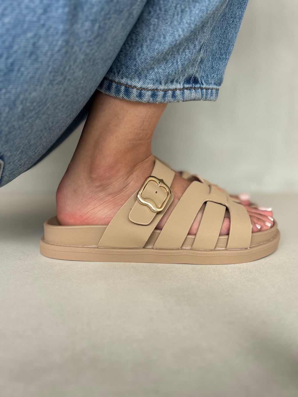 Sandalias Entrelazado Beige 14483 Con Hebilla Dorada Y Soporte Anatómico Para El Día A Día
