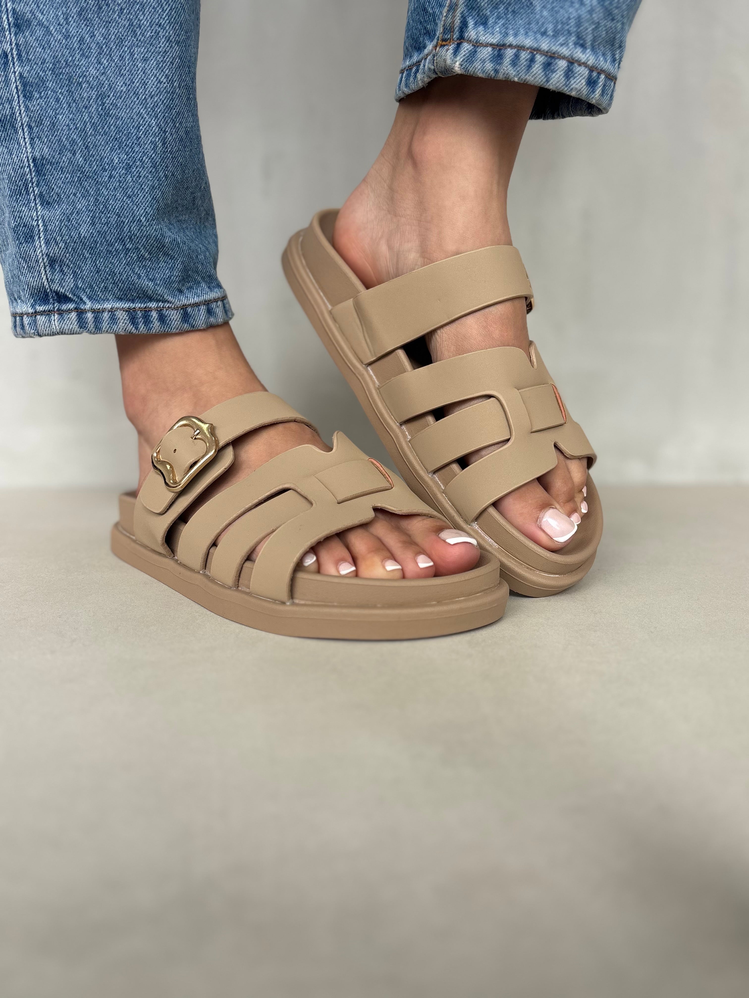 Sandalias Entrelazado Beige 14483 Con Hebilla Dorada Y Soporte Anatómico Para El Día A Día