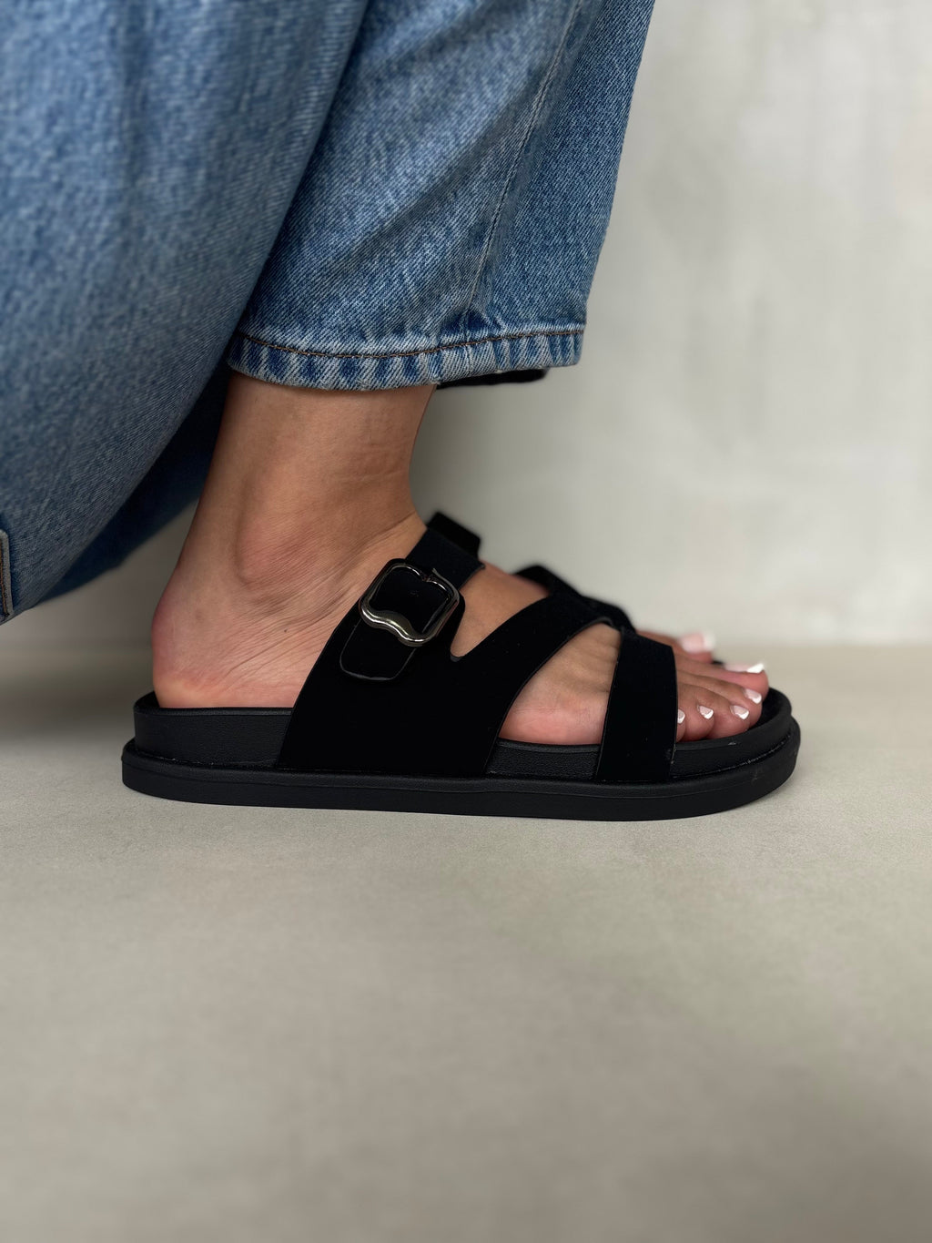 Sandalias Minimalistas Cruzadas Con Hebilla Metálica 14472 Plantilla Acolchada Para Máxima Comodidad