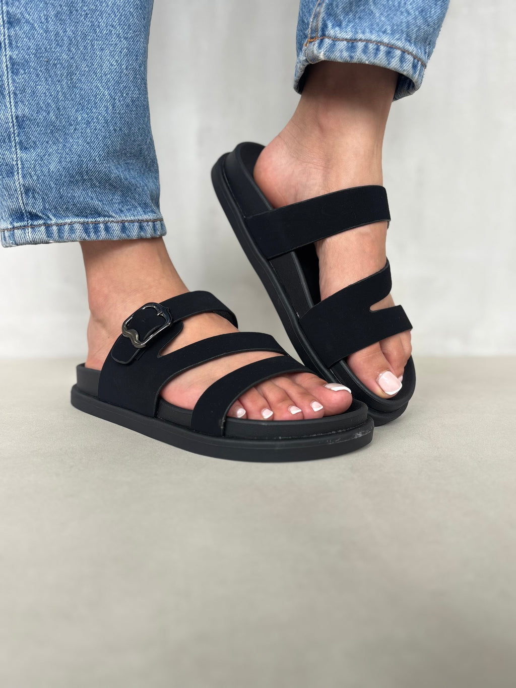 Sandalias Minimalistas Cruzadas Con Hebilla Metálica 14472 Plantilla Acolchada Para Máxima Comodidad