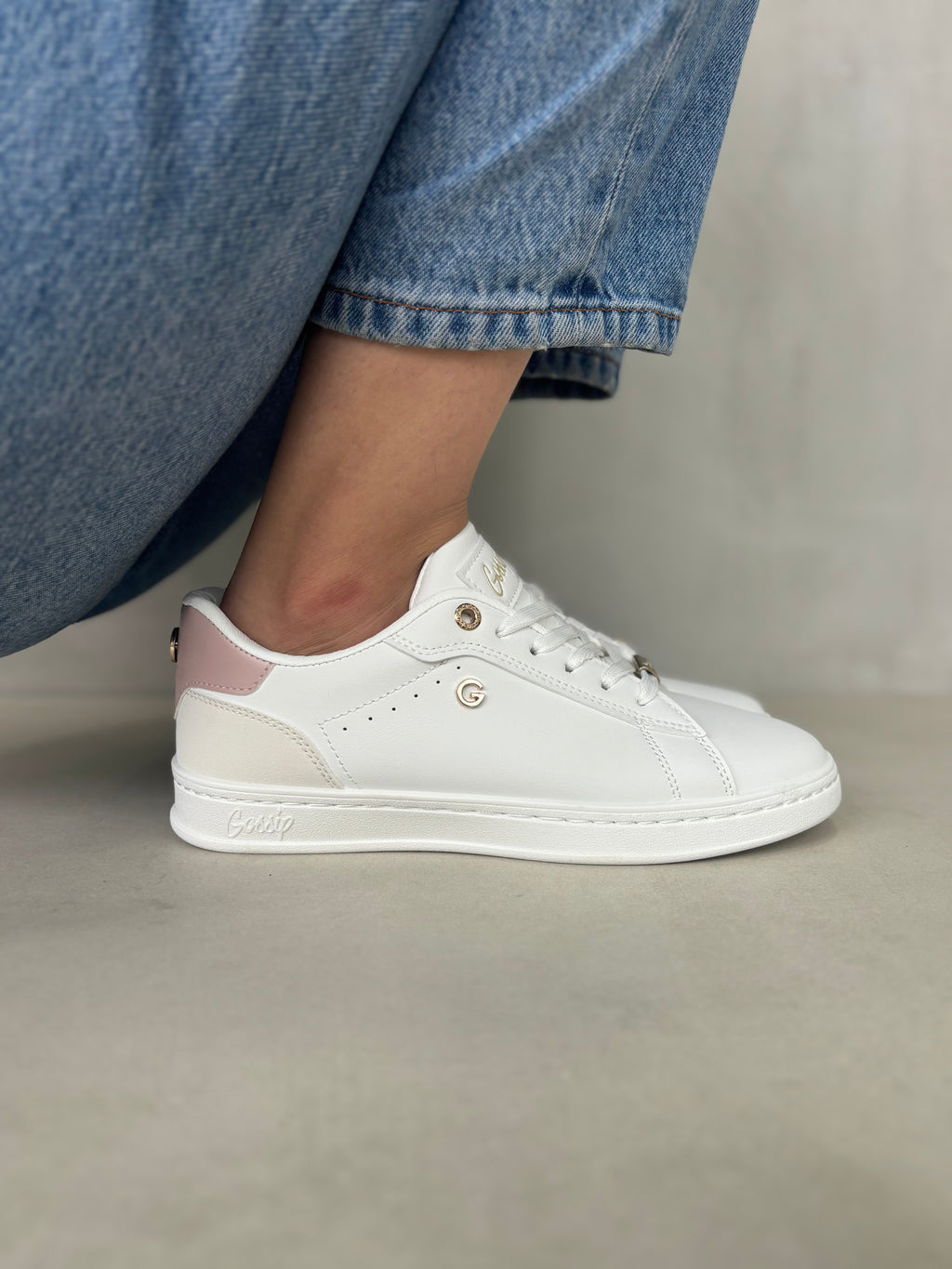 Zapatillas Minimalismo 14320 Comodidad Todo El Día Con Detalle Rosado Y Toques Dorados