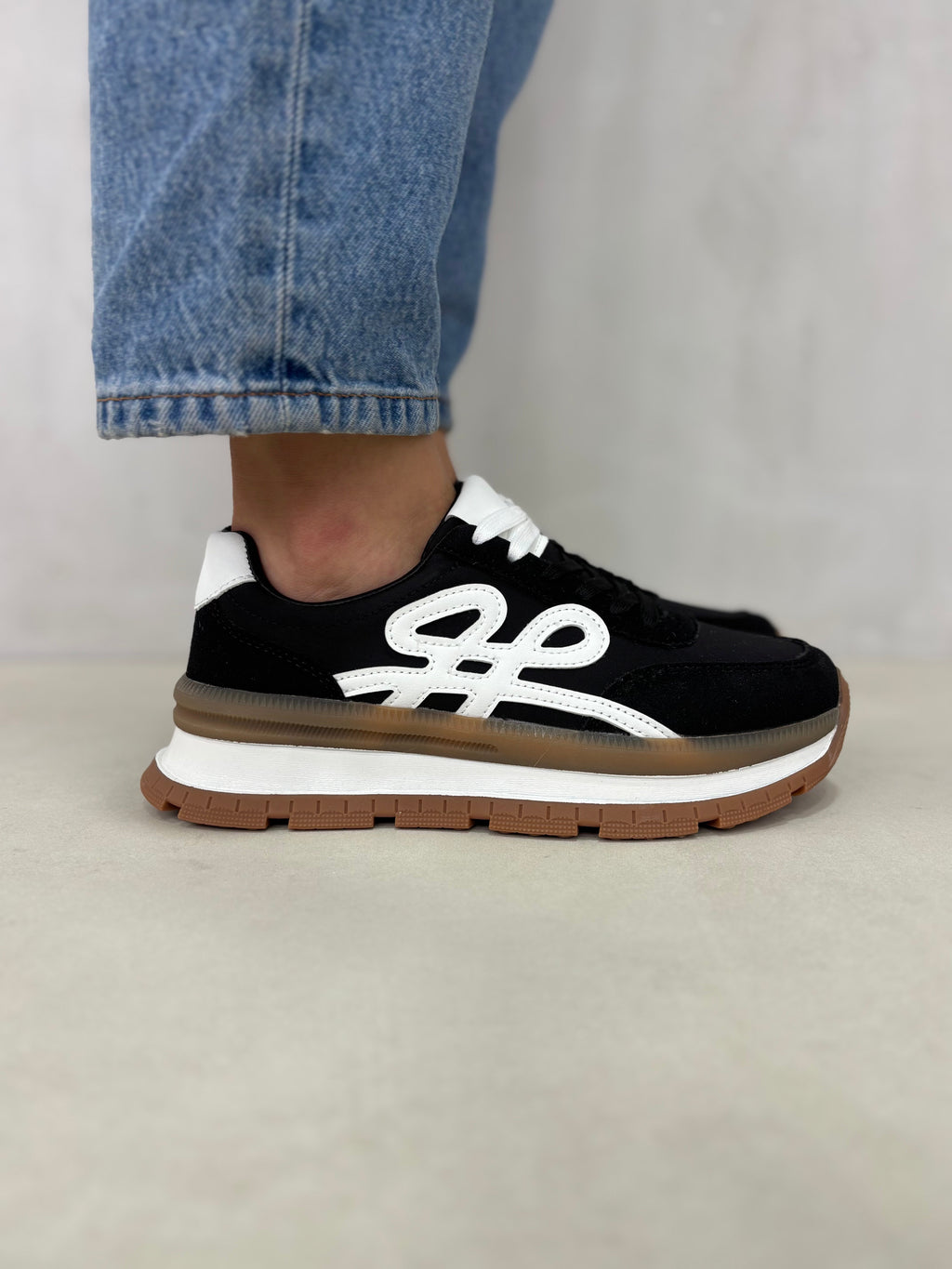 Tenis Neo Urbano 14435 Con Detalles Blancos Suela Bicolor Y Estilo Moderno Y Versátil Para Uso Diario