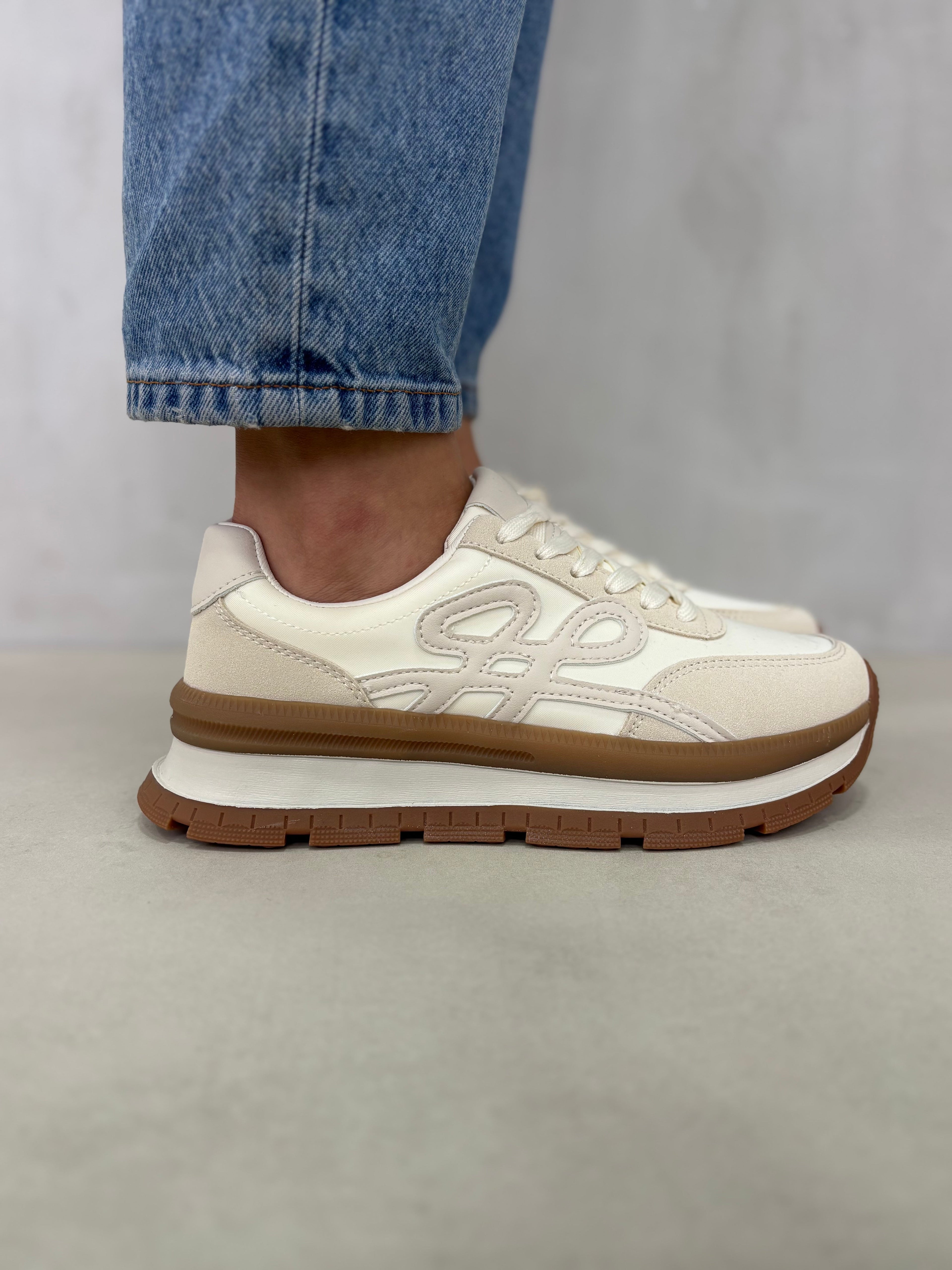 Zapatillas Beige Mix 14434 Con Comodidad Urbana Y Detalles En Textura Mixta Con Estilo Natural