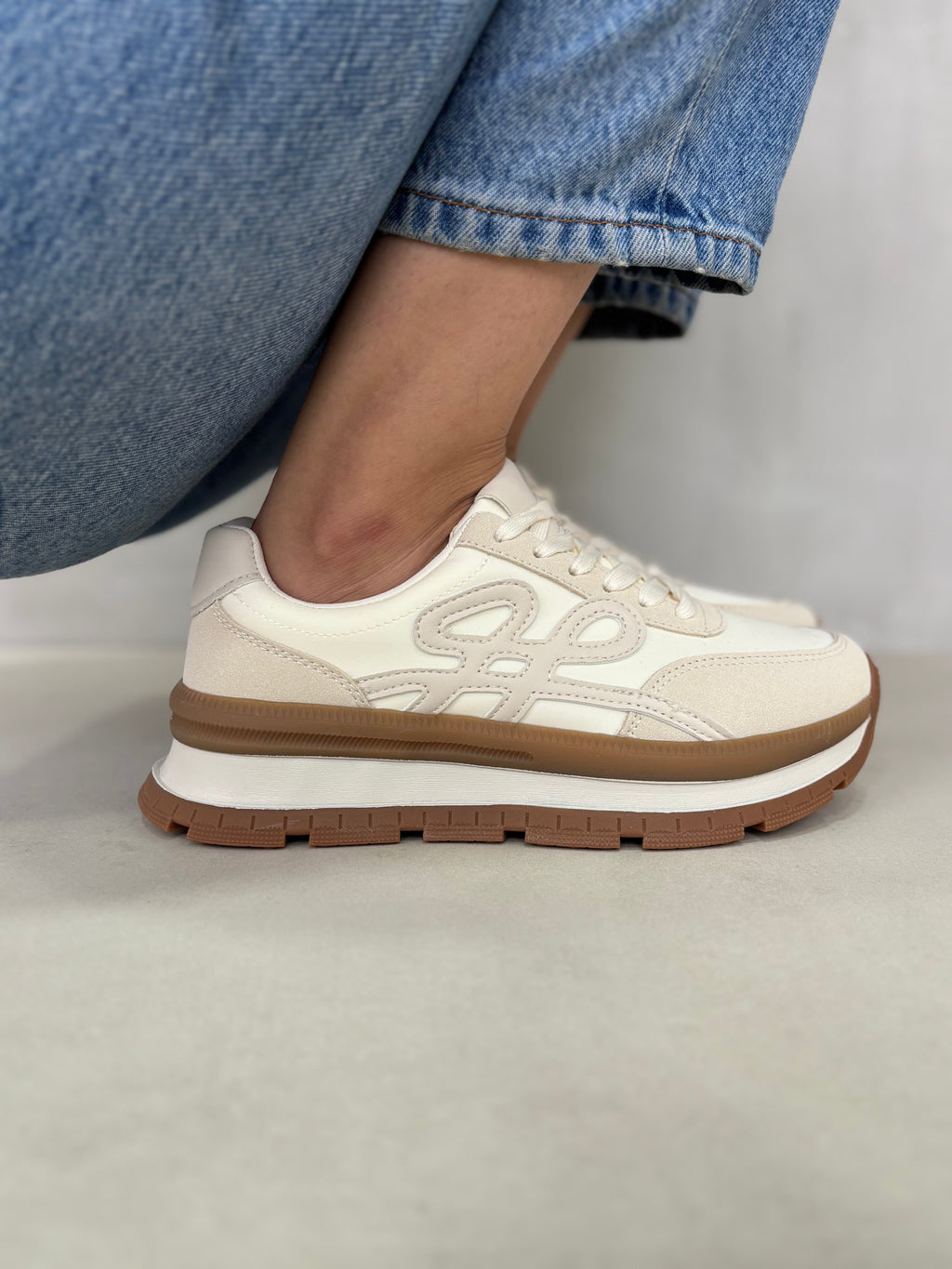 Zapatillas Beige Mix 14434 Con Comodidad Urbana Y Detalles En Textura Mixta Con Estilo Natural