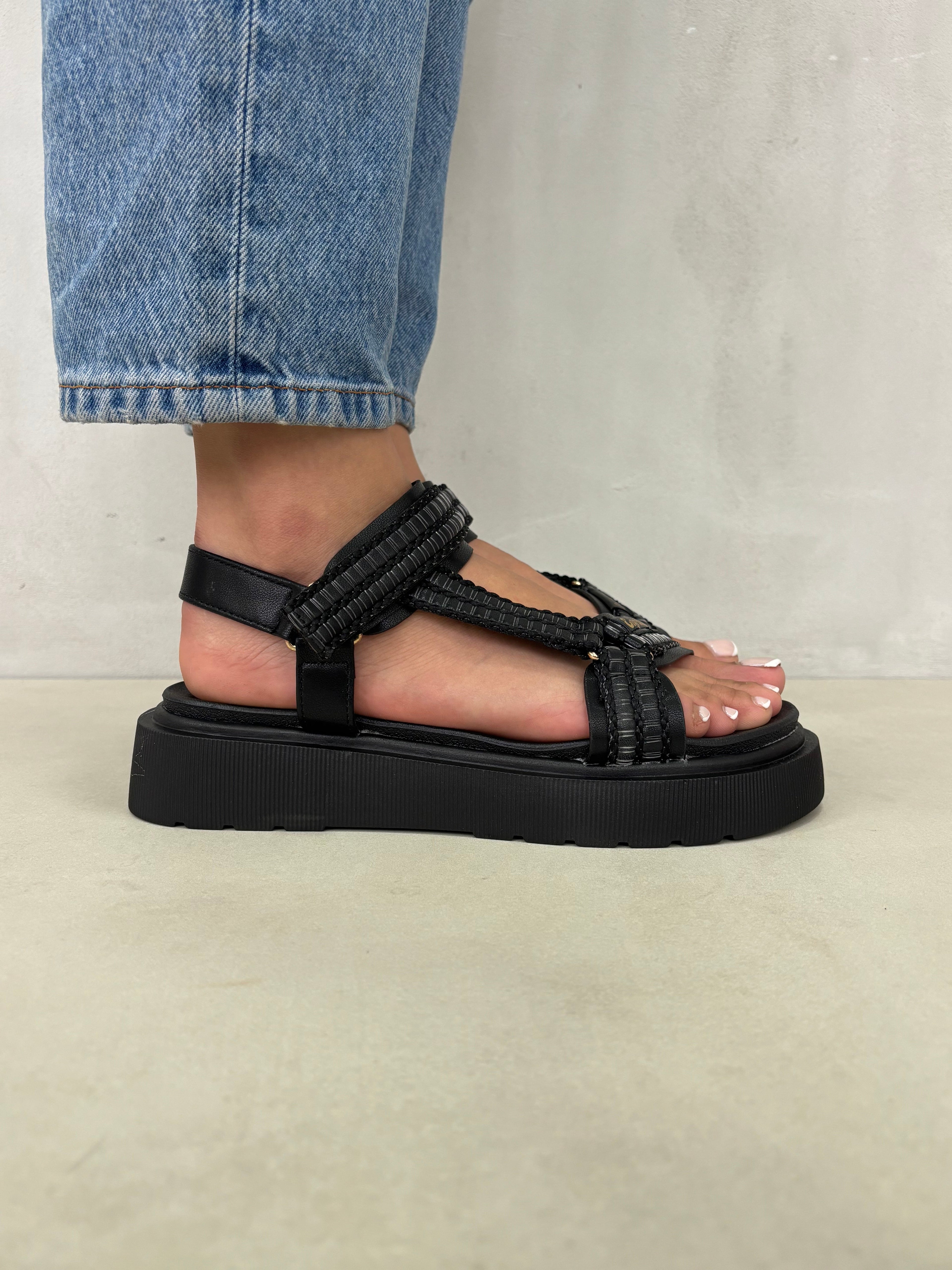 Sandalias Negras con Plataforma y Tiras Ajustables Textura Reptil Estilo Urbano Contemporáneo - 14275