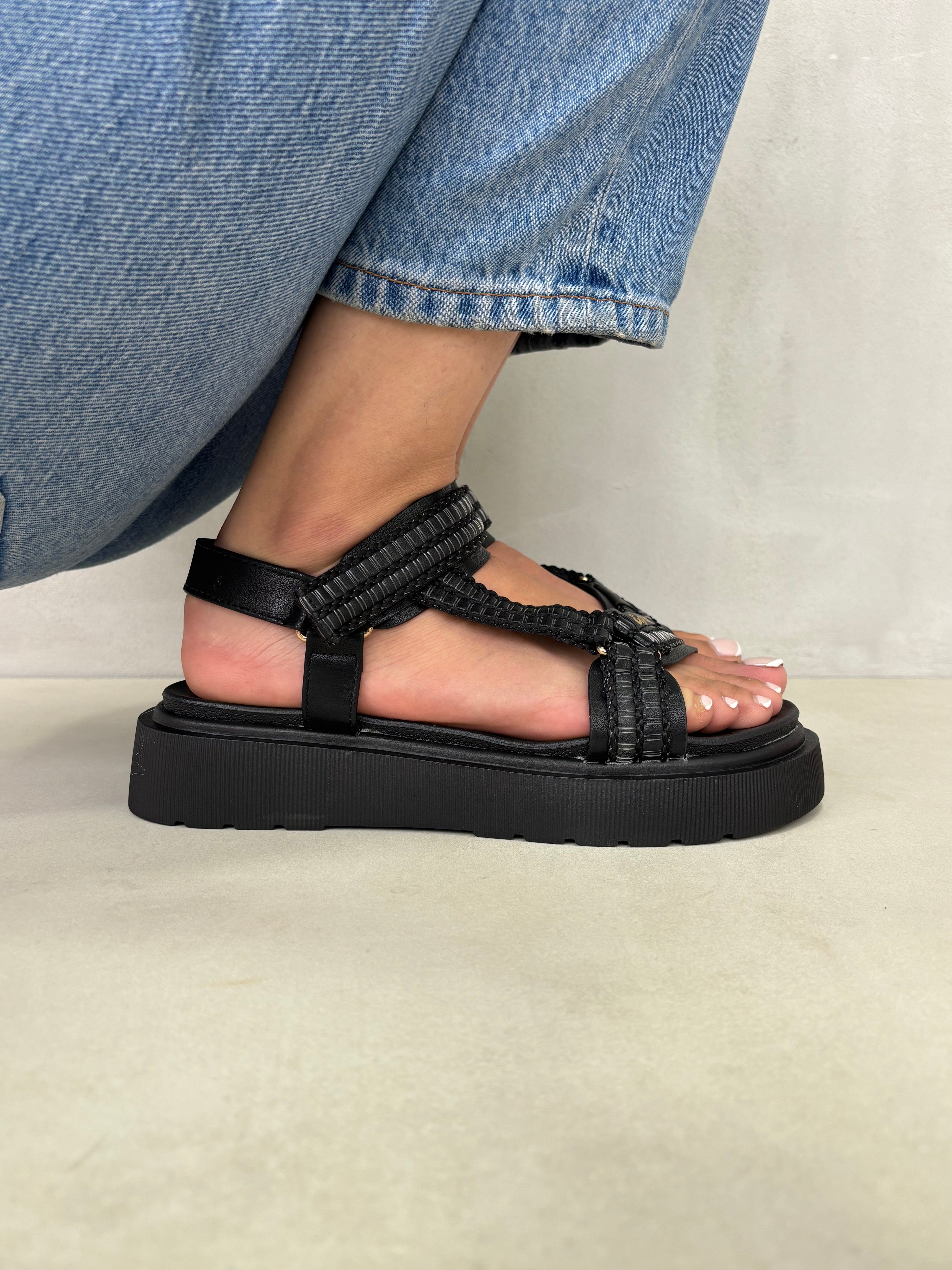 Sandalias Negras con Plataforma y Tiras Ajustables Textura Reptil Estilo Urbano Contemporáneo - 14275
