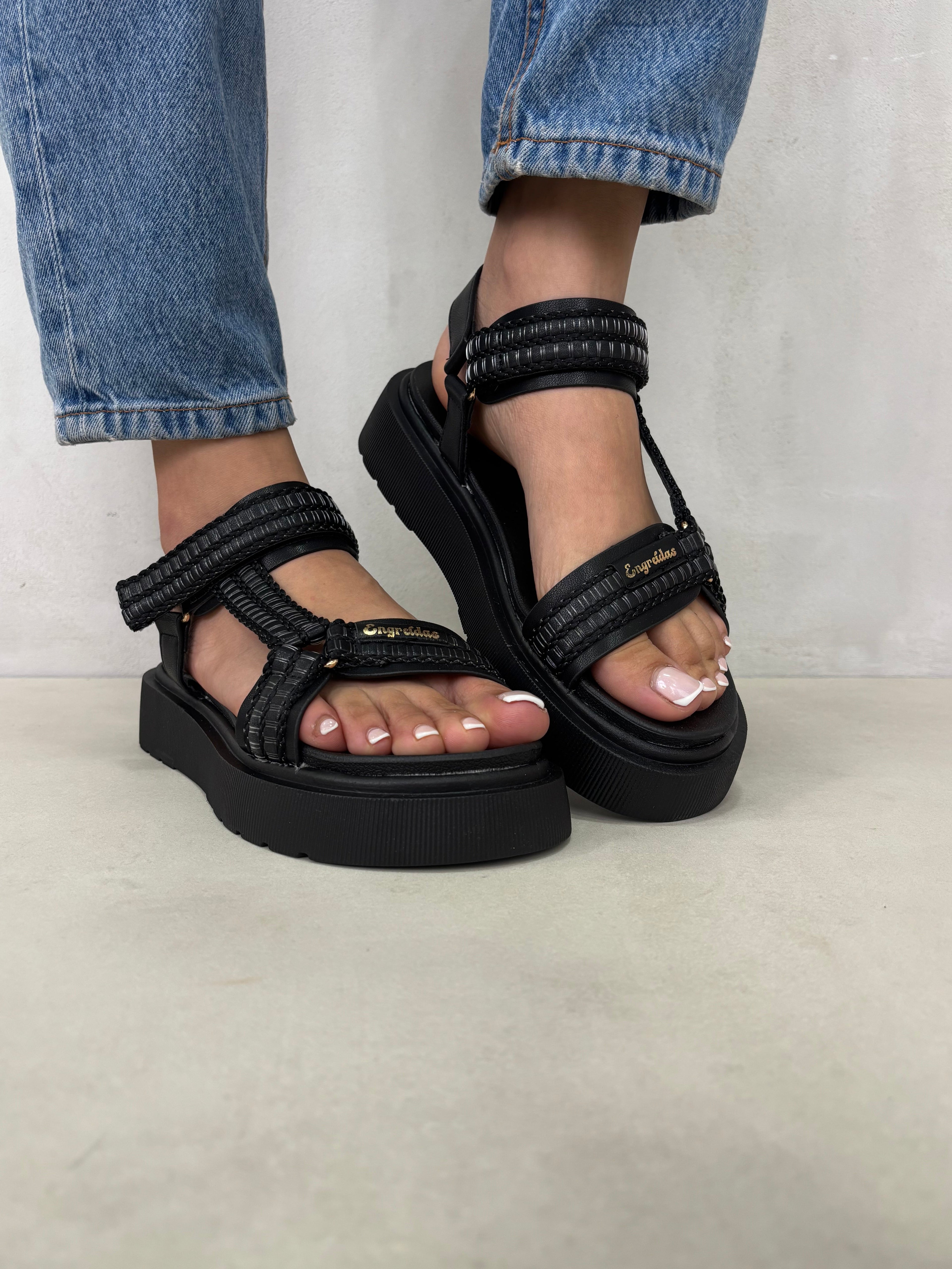 Sandalias Negras con Plataforma y Tiras Ajustables Textura Reptil Estilo Urbano Contemporáneo - 14275
