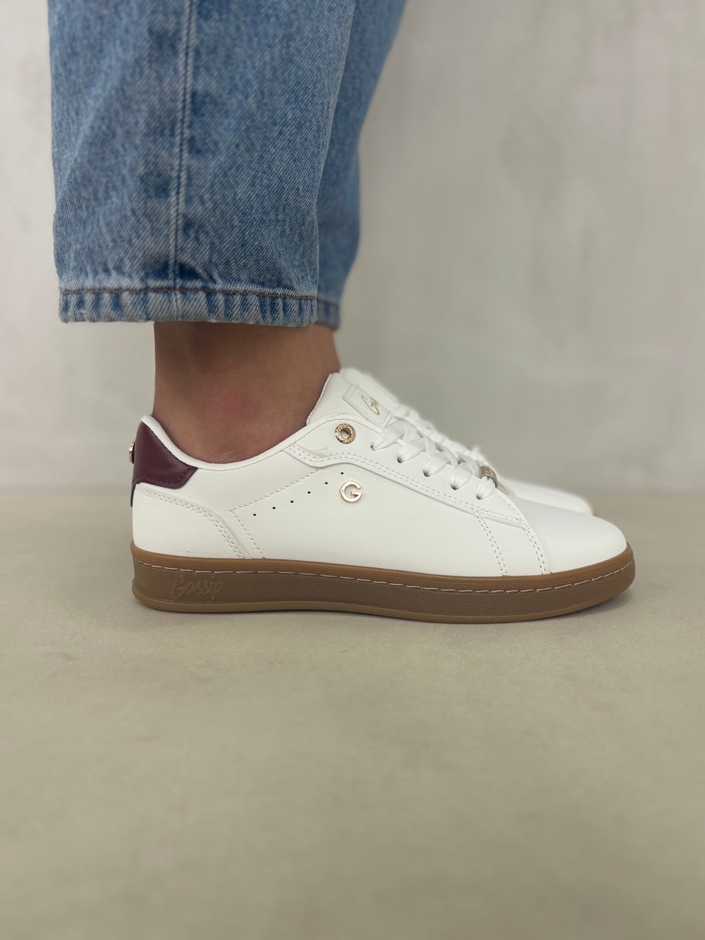 Zapatillas + Blancas Con Detalle Burdeos Y Herrajes Dorados Y Suela Caramelo + Elegante Estilo Urbano + 14319