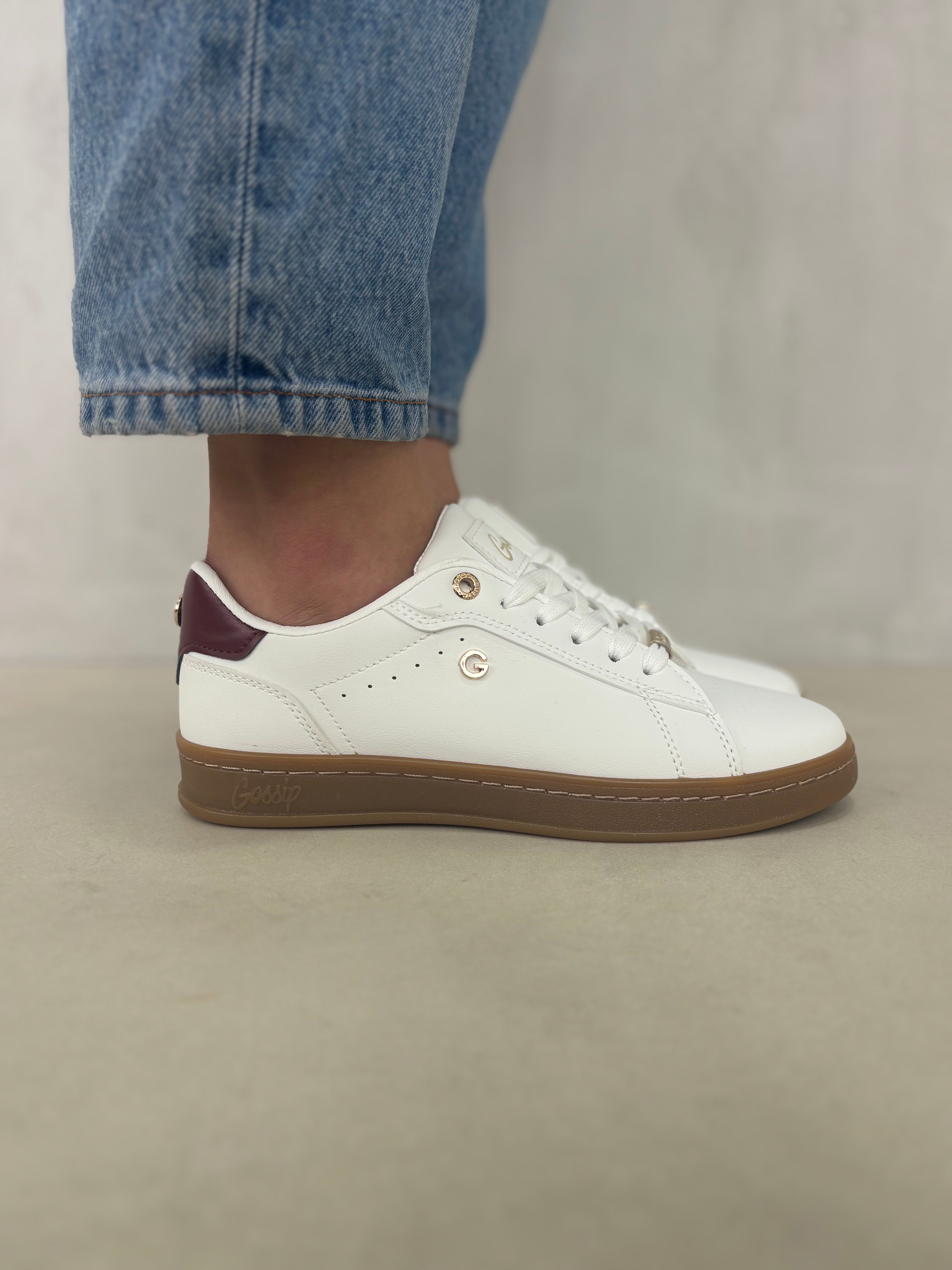 Zapatillas + Blancas Con Detalle Burdeos Y Herrajes Dorados Y Suela Caramelo + Elegante Estilo Urbano + 14319