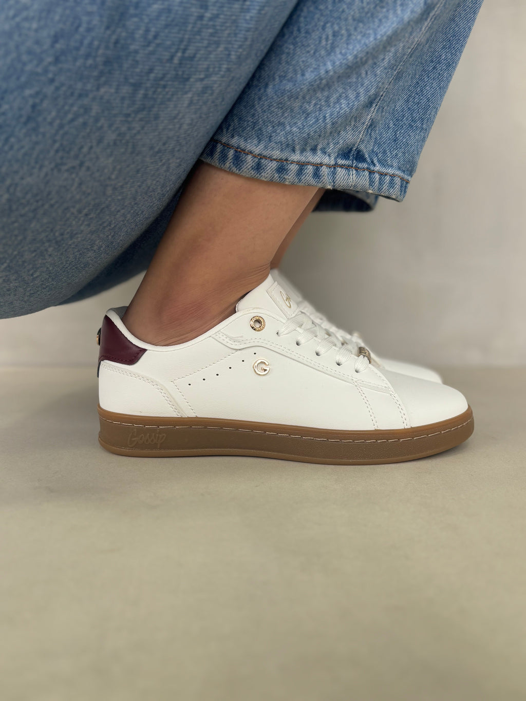 Zapatillas + Blancas Con Detalle Burdeos Y Herrajes Dorados Y Suela Caramelo + Elegante Estilo Urbano + 14319