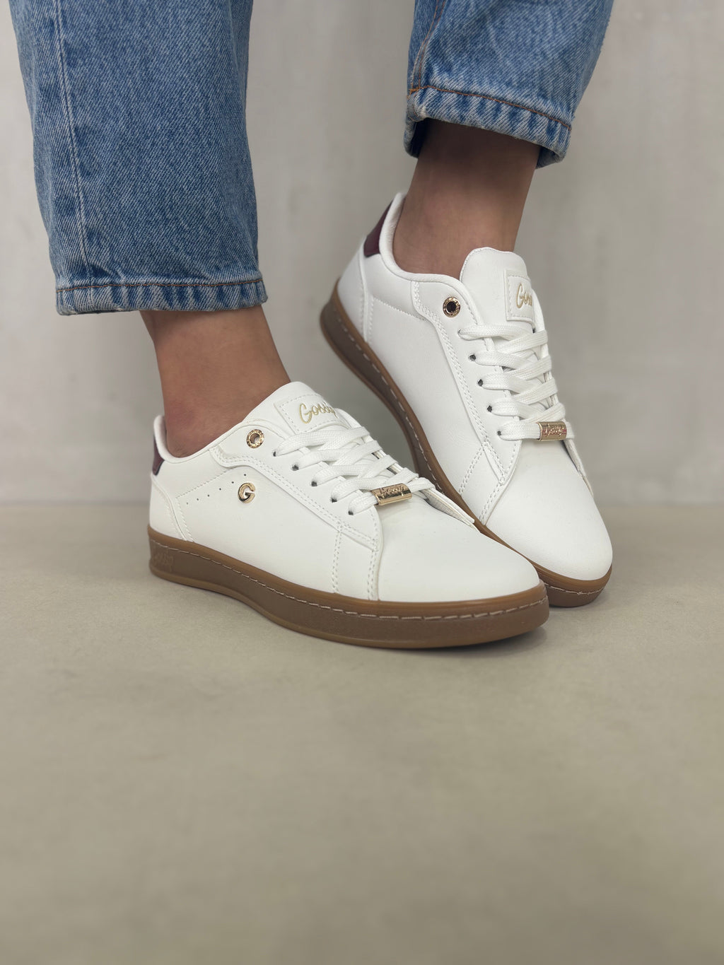 Zapatillas + Blancas Con Detalle Burdeos Y Herrajes Dorados Y Suela Caramelo + Elegante Estilo Urbano + 14319