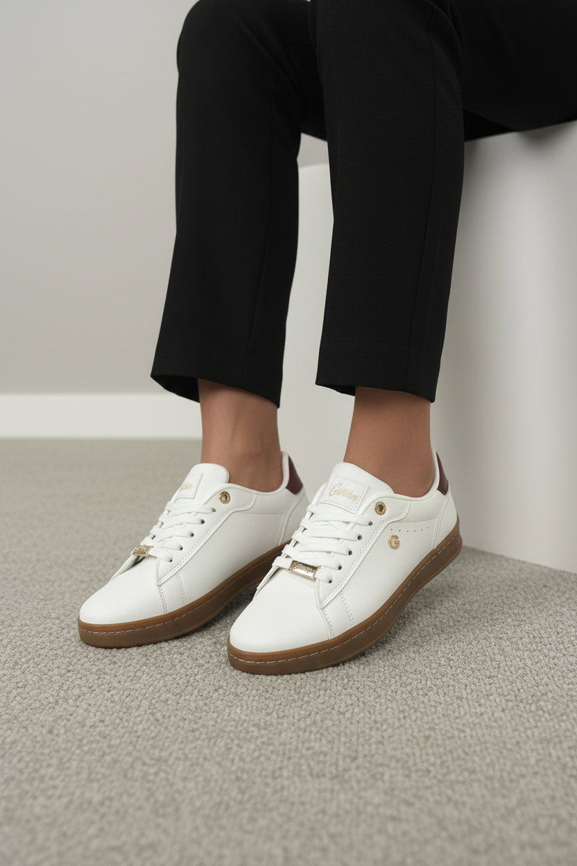 Zapatillas + Blancas Con Detalle Burdeos Y Herrajes Dorados Y Suela Caramelo + Elegante Estilo Urbano + 14319