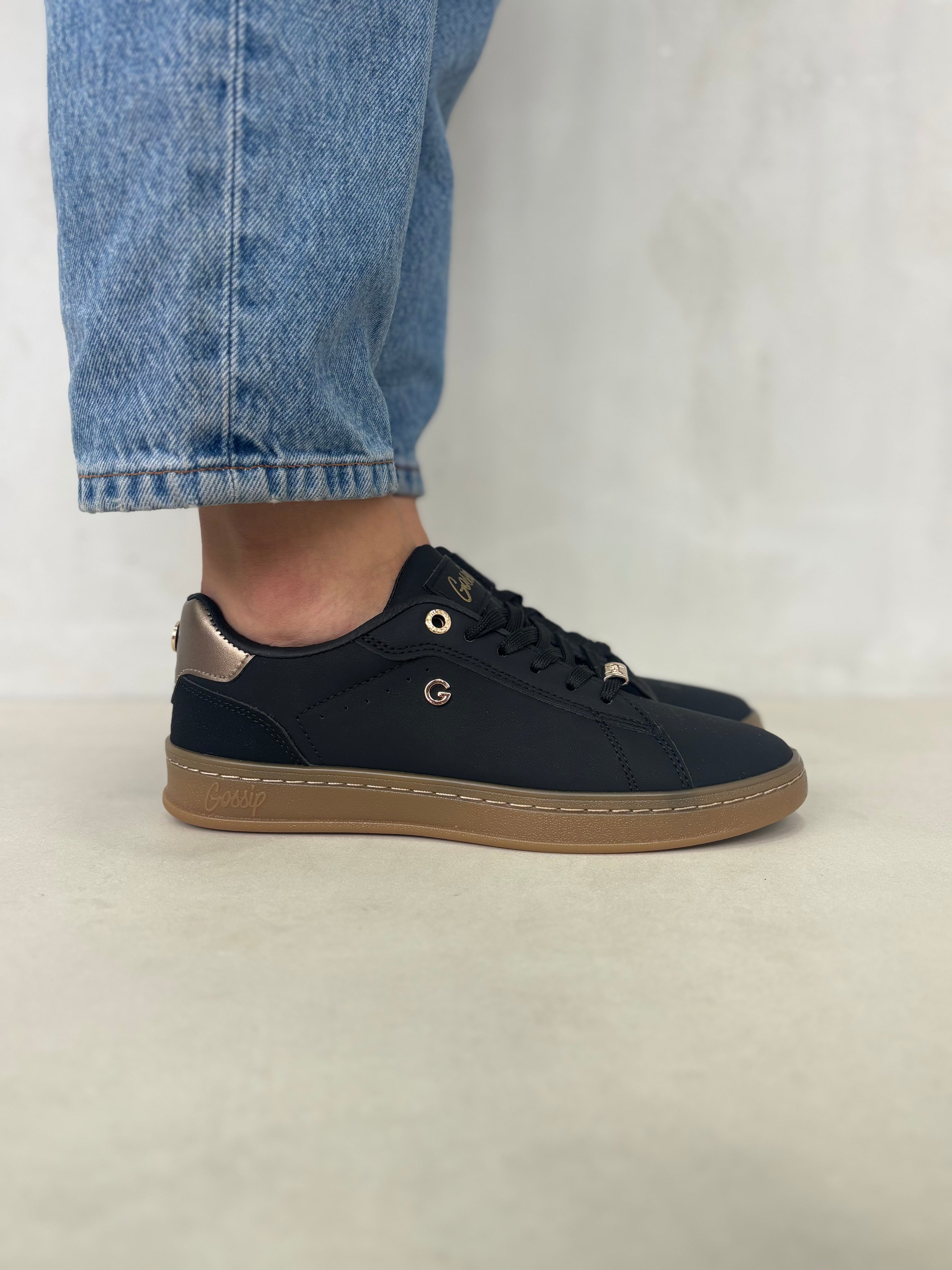 Zapatillas Negras Con Detalle Dorado 14318 Elegancia Y Comodidad Para Todo Momento