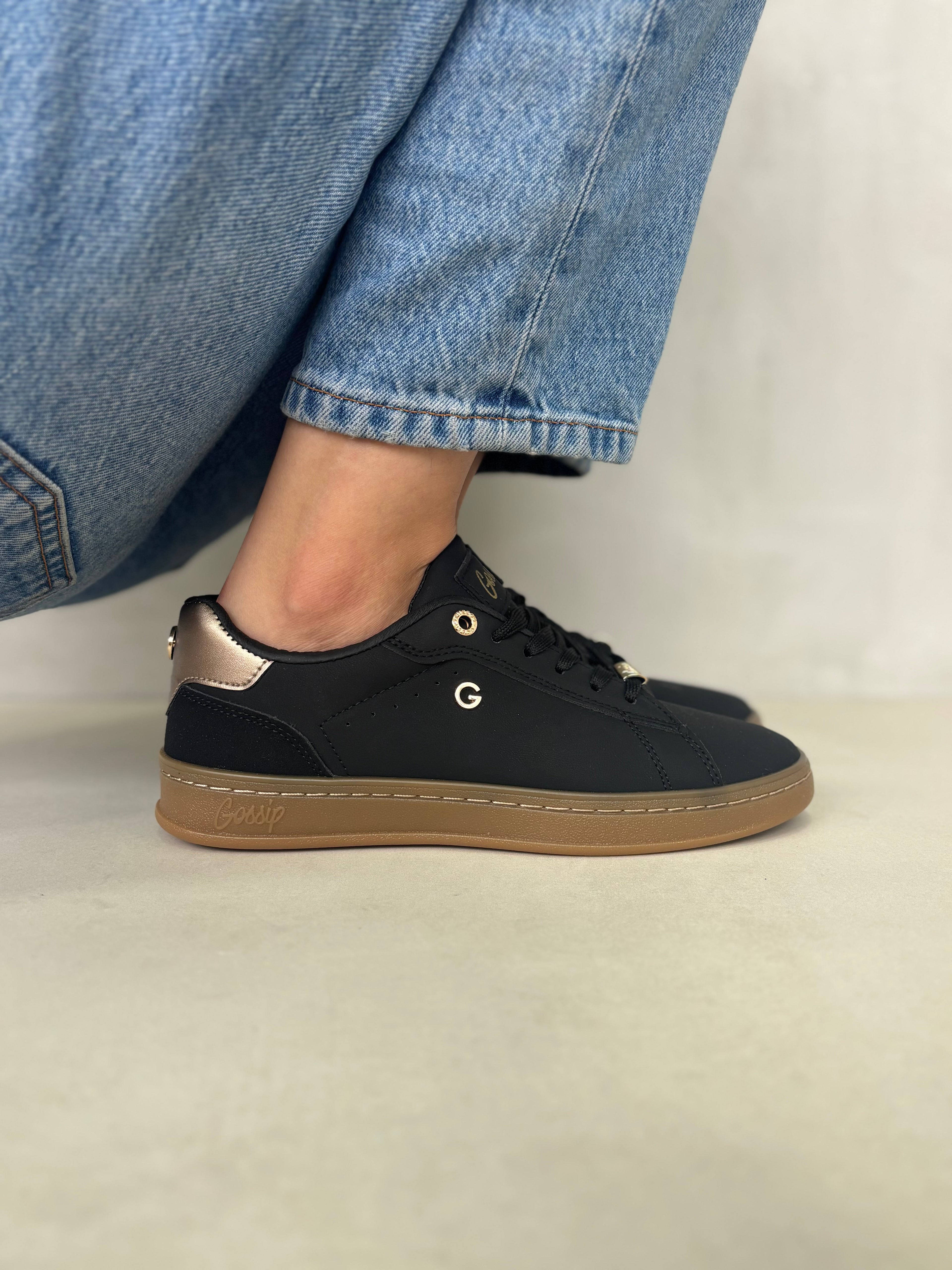 Zapatillas Negras Con Detalle Dorado 14318 Elegancia Y Comodidad Para Todo Momento