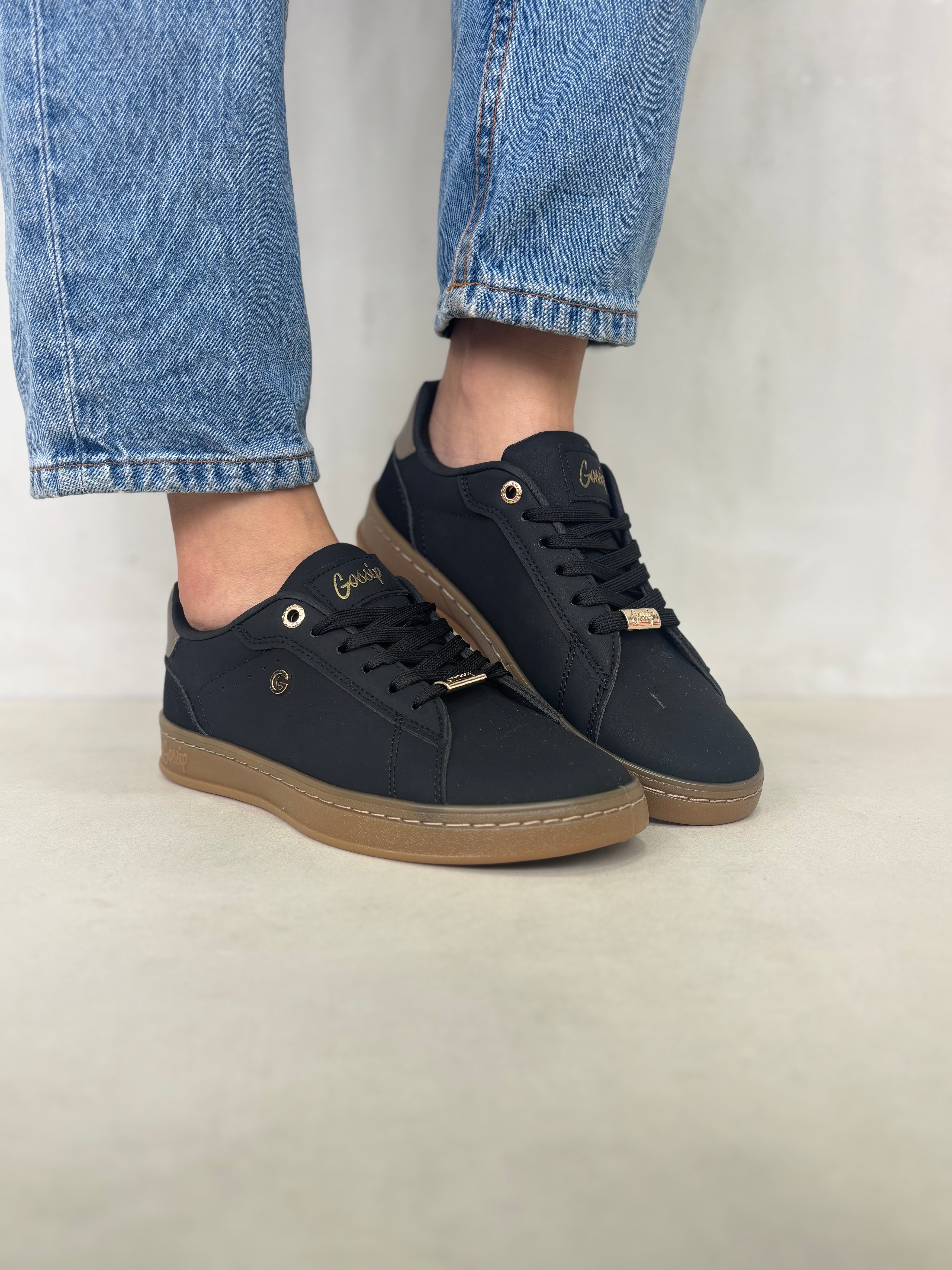 Zapatillas Negras Con Detalle Dorado 14318 Elegancia Y Comodidad Para Todo Momento