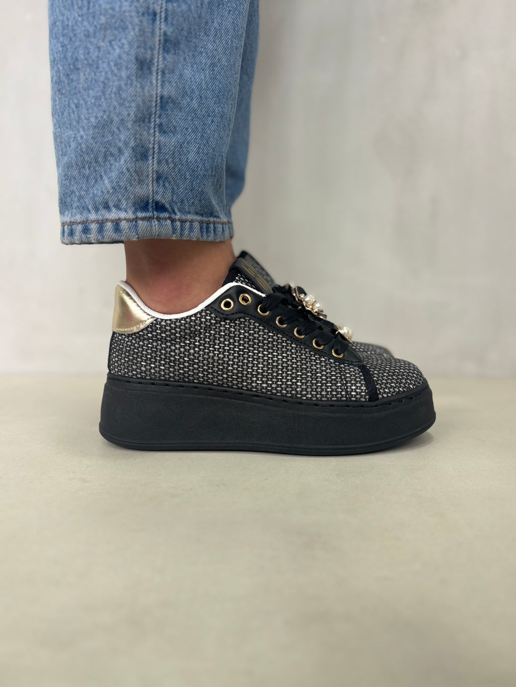 Zapatillas Plataforma Glam 14438 Con Detalles Dorados Y Adornos Tipo Joya Para Un Look Urbano Elegante Y Cómodo