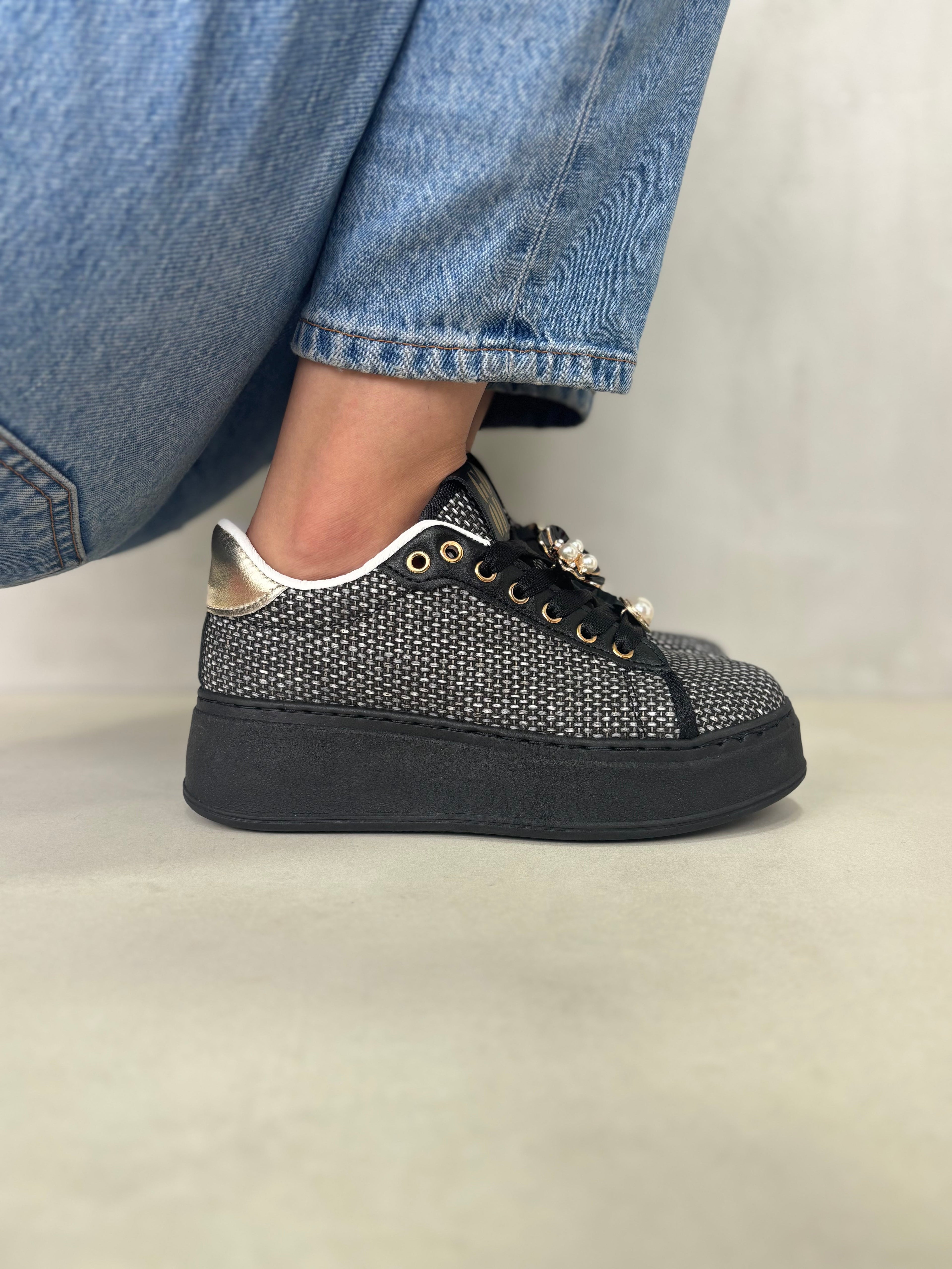 Zapatillas Plataforma Glam 14438 Con Detalles Dorados Y Adornos Tipo Joya Para Un Look Urbano Elegante Y Cómodo