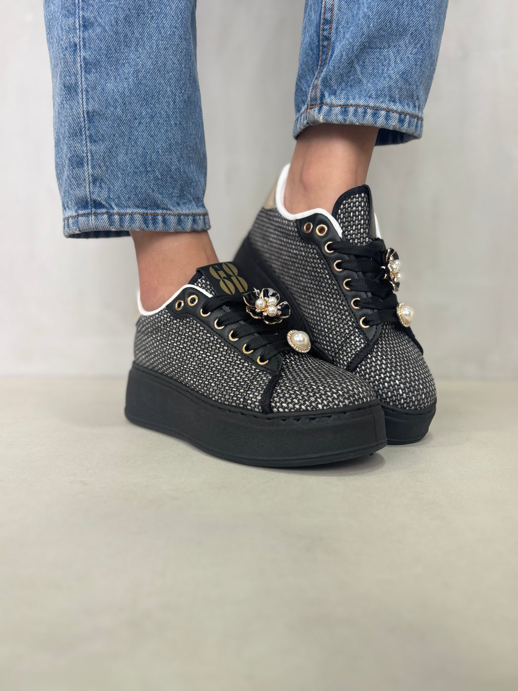 Zapatillas Plataforma Glam 14438 Con Detalles Dorados Y Adornos Tipo Joya Para Un Look Urbano Elegante Y Cómodo